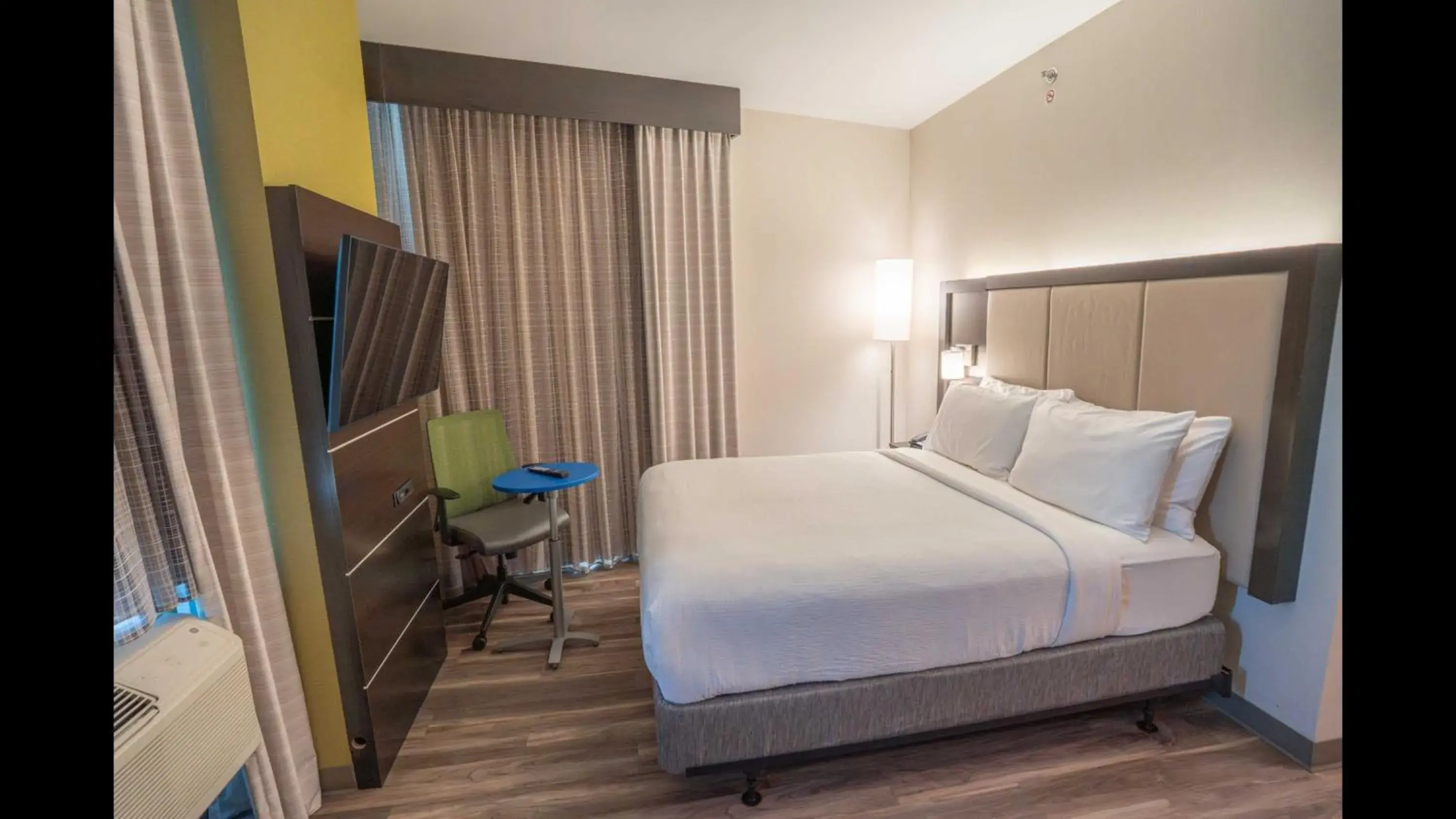 Standard King Room in Holiday Inn Express Long Island City E - New York by IHG Standard King Room in Holiday Inn Express Long Island City E - New York by IHG