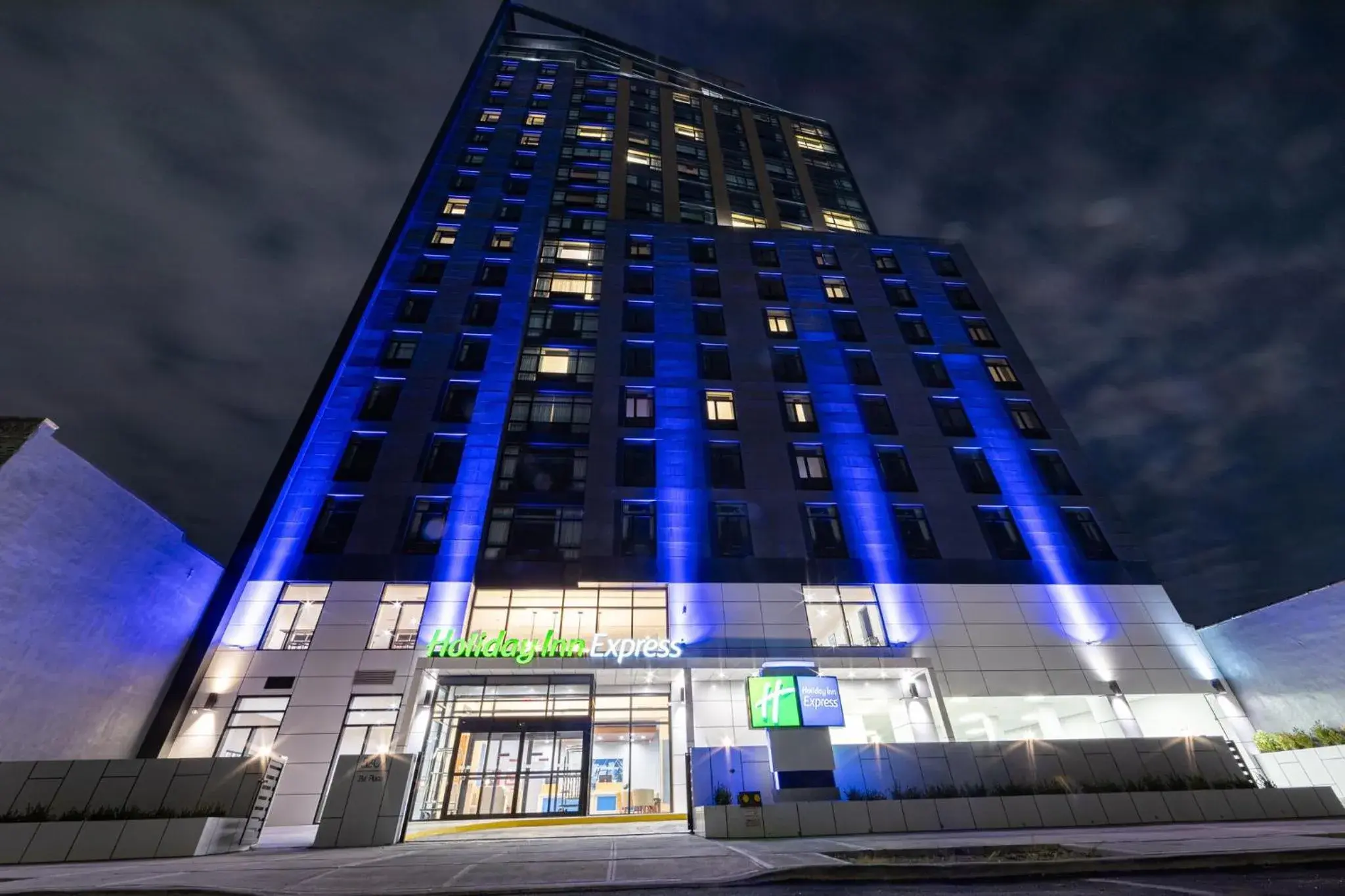 Property building in Holiday Inn Express Long Island City E - New York by IHG Property building in Holiday Inn Express Long Island City E - New York by IHG