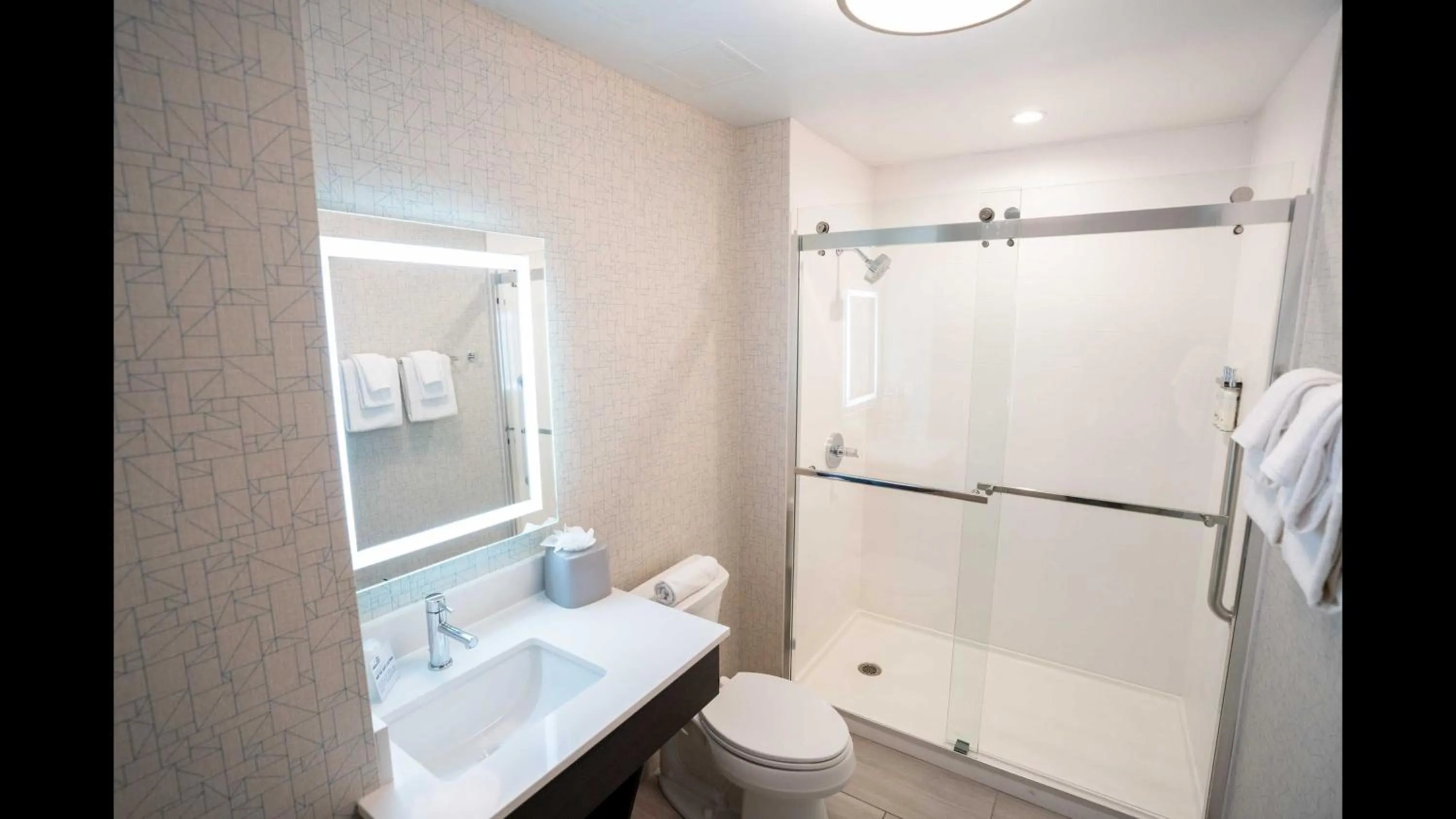 Photo of the whole room in Holiday Inn Express Long Island City E - New York by IHG