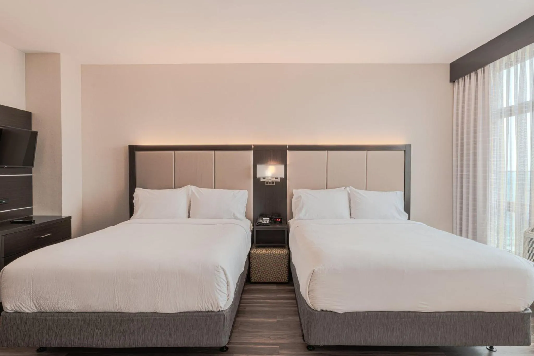 Photo of the whole room, Bed in Holiday Inn Express Long Island City E - New York by IHG