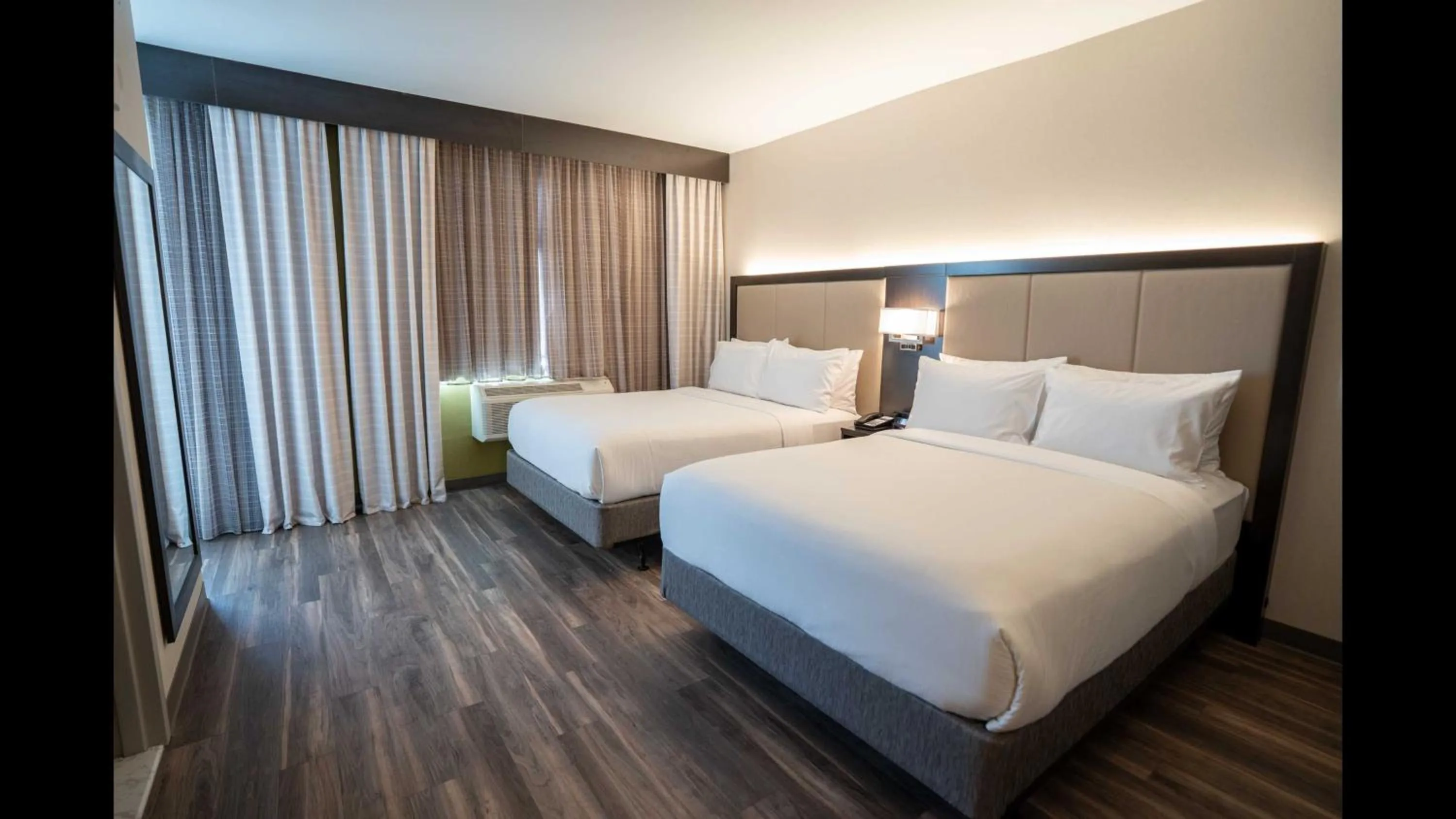 Photo of the whole room, Bed in Holiday Inn Express Long Island City E - New York by IHG
