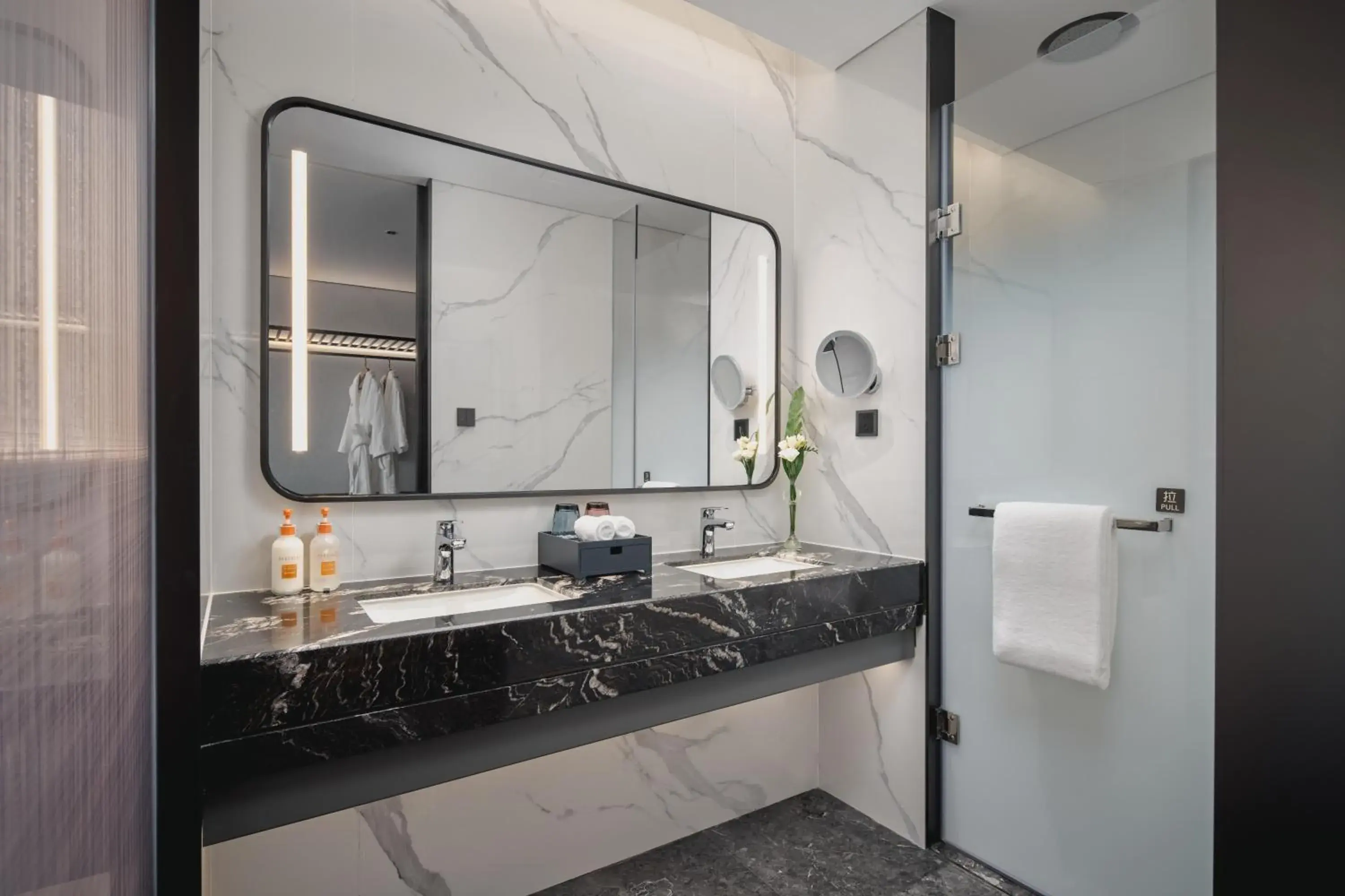 Standard Double Room with Two Double Beds - High Floor in Crowne Plaza Shangluo, an IHG Hotel Standard Double Room with Two Double Beds - High Floor in Crowne Plaza Shangluo, an IHG Hotel