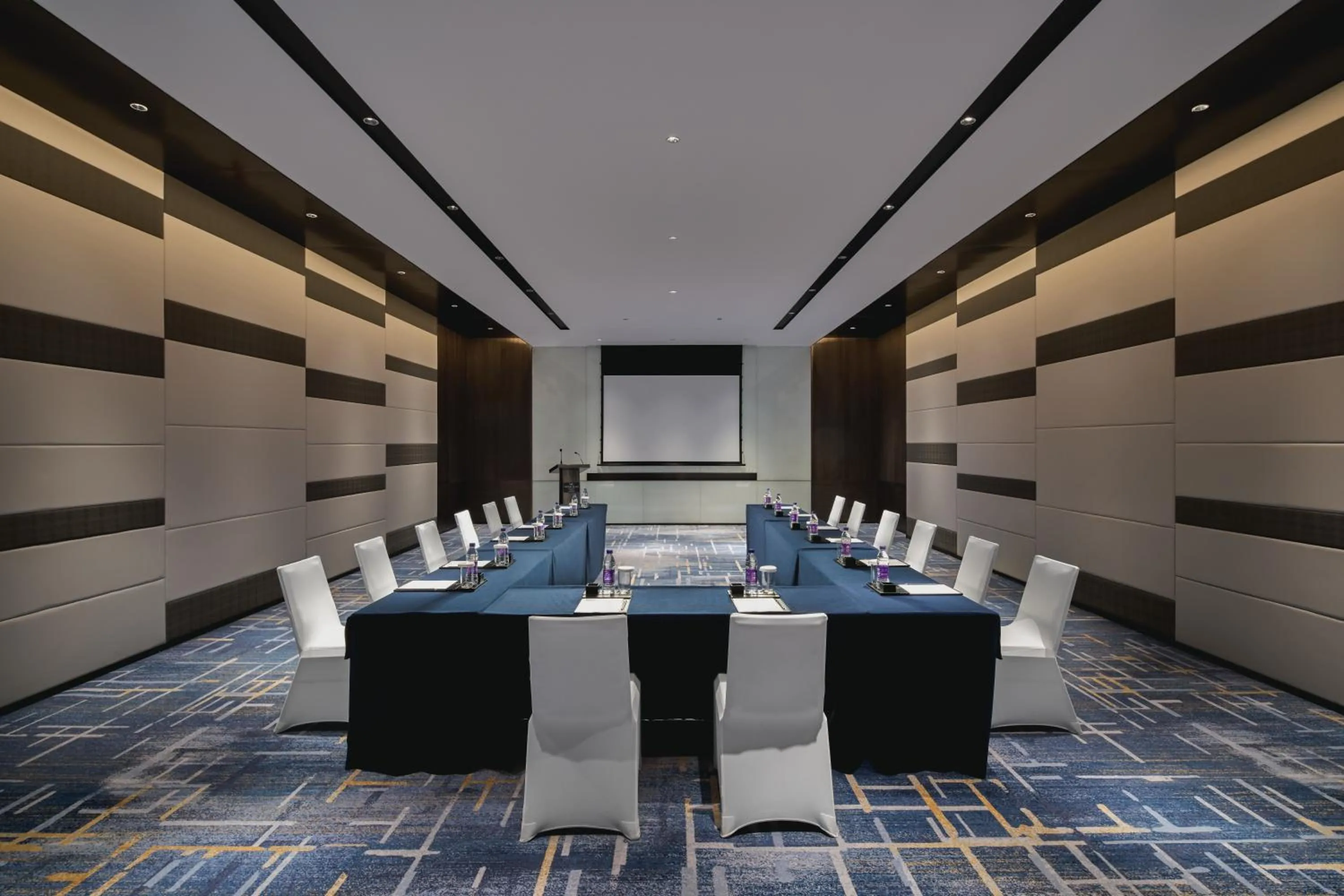 Meeting/conference room in Crowne Plaza Shangluo, an IHG Hotel