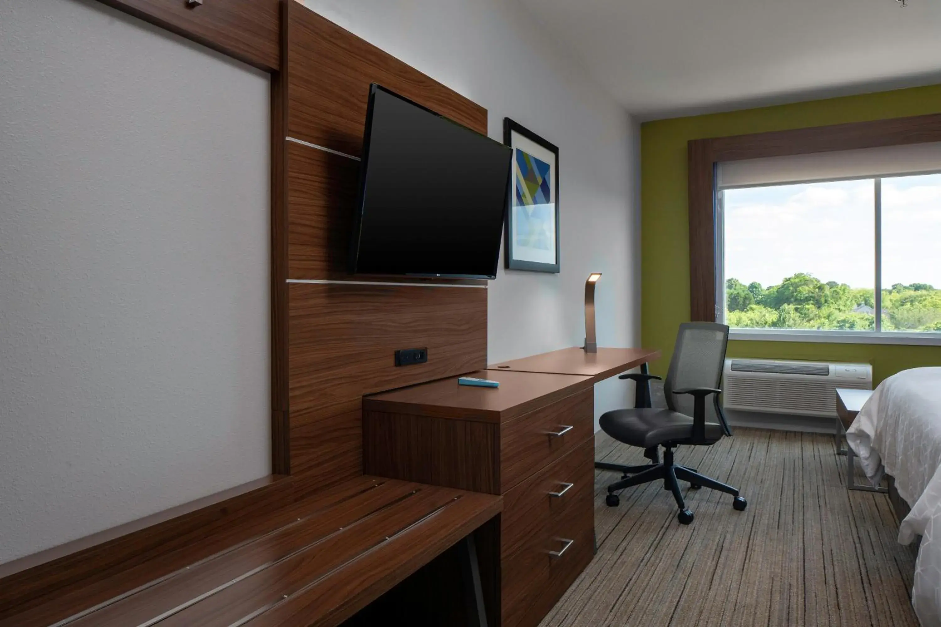 Photo of the whole room in Holiday Inn Express & Suites Griffin Photo of the whole room in Holiday Inn Express & Suites Griffin