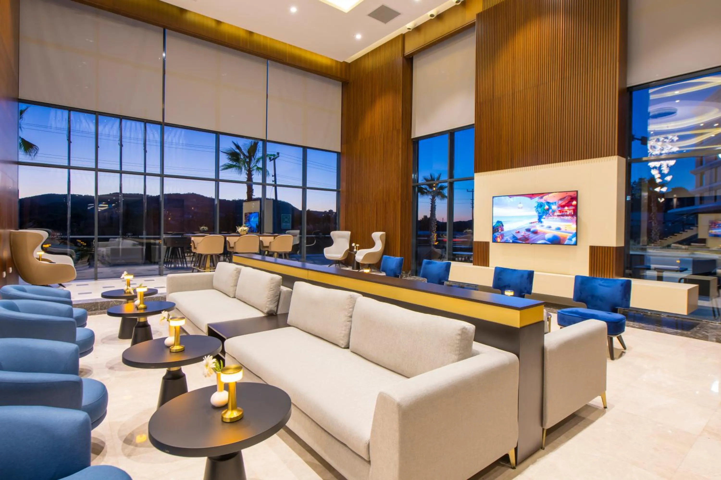 Communal lounge/ TV room in Crowne Plaza Yalova by IHG