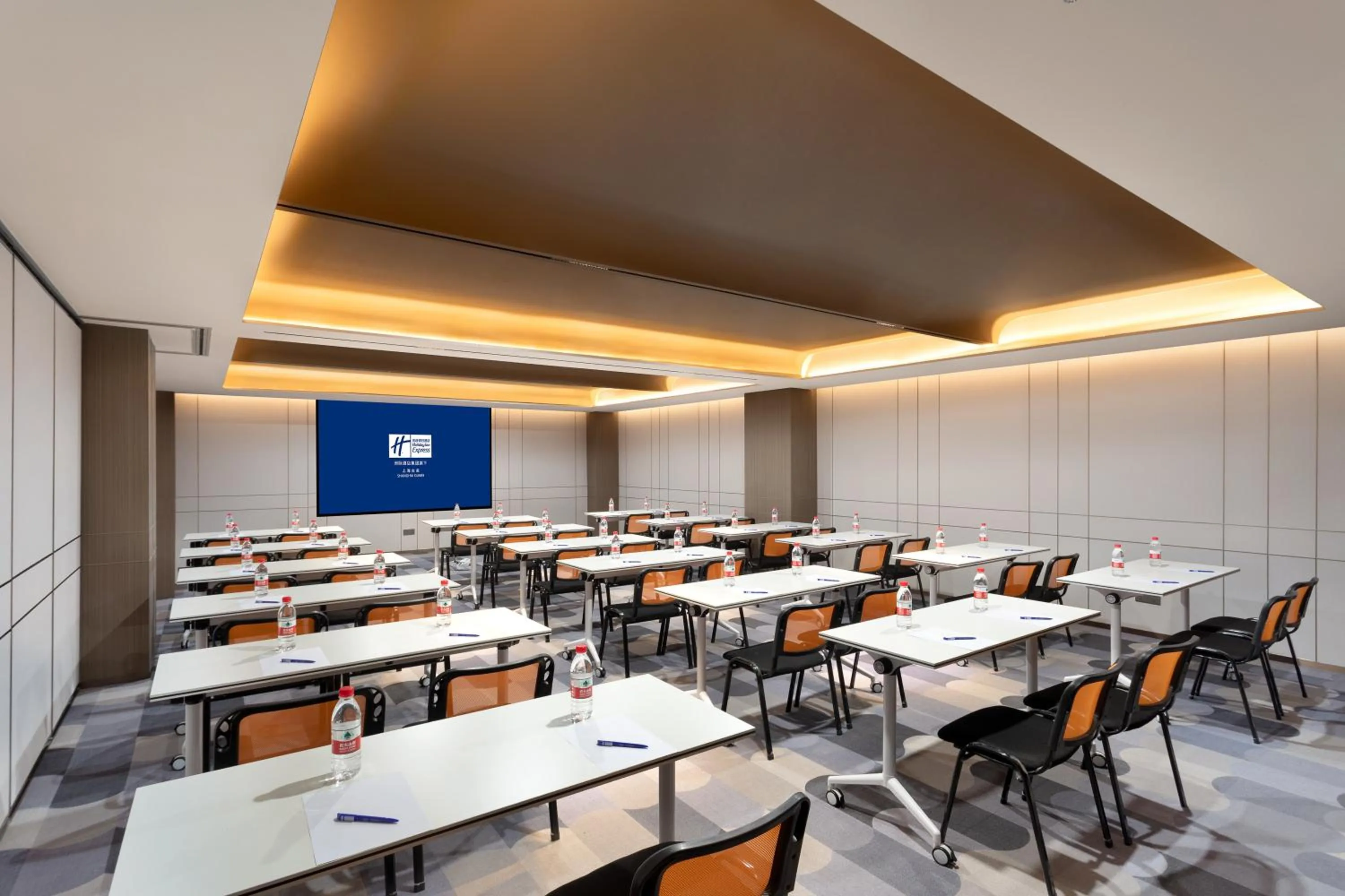 Meeting/conference room in Holiday Inn Express Shanghai Gumei by IHG
