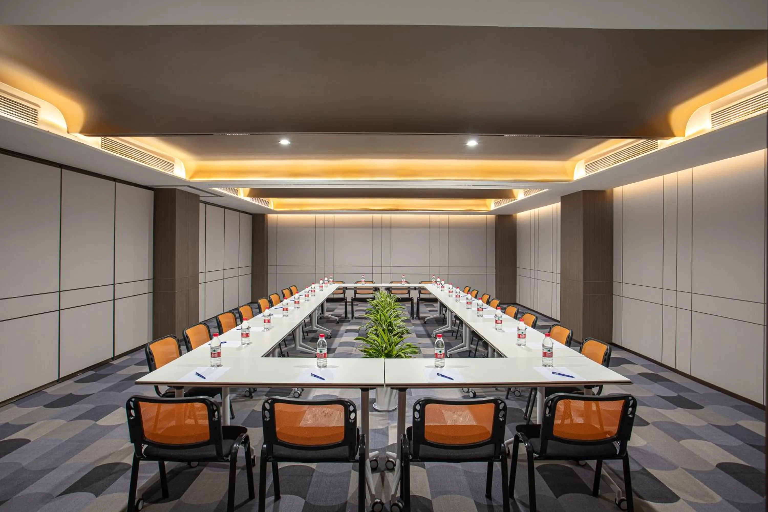 Meeting/conference room in Holiday Inn Express Shanghai Gumei by IHG