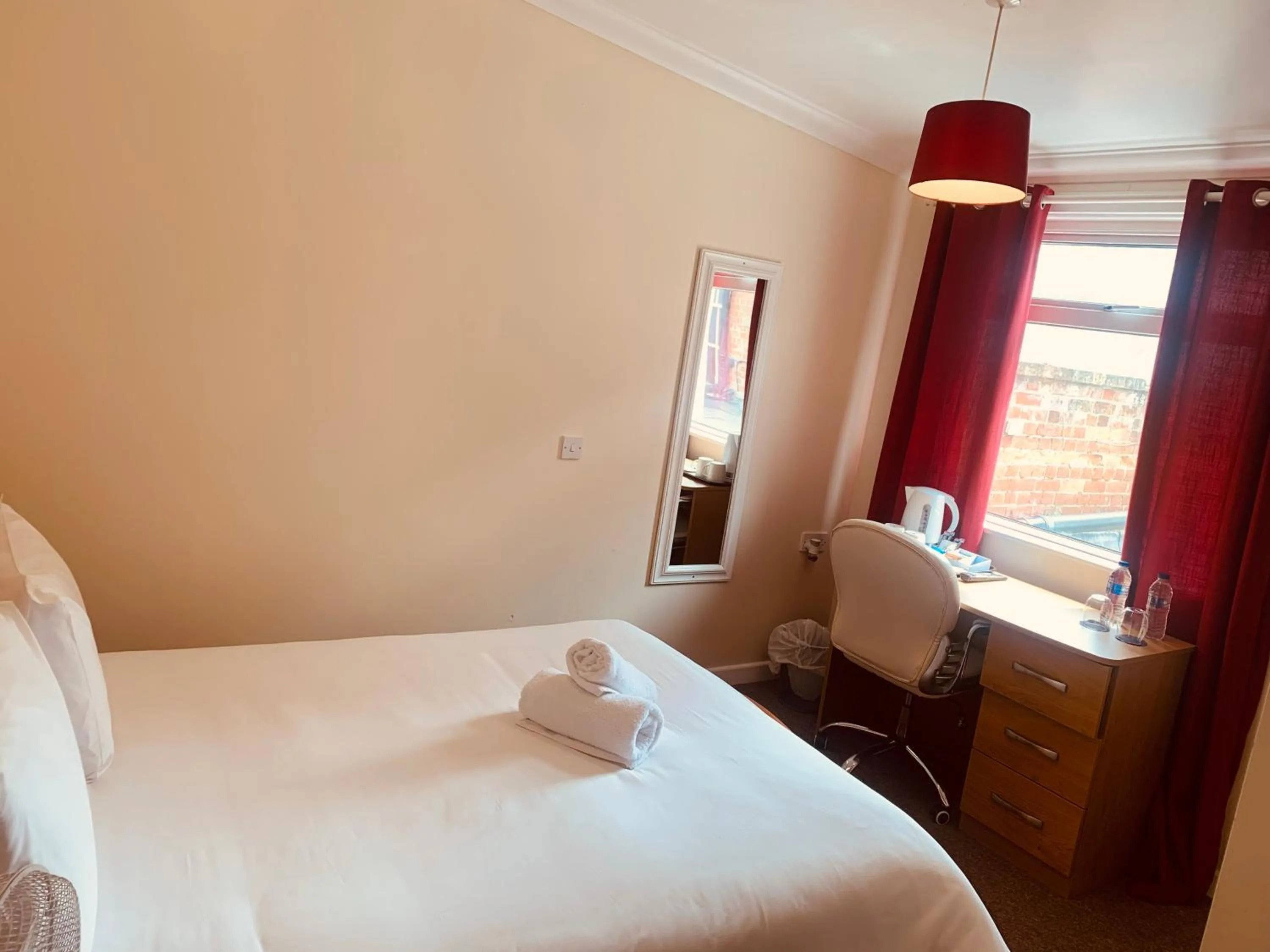 Bedroom, Bed in Preston Hotel