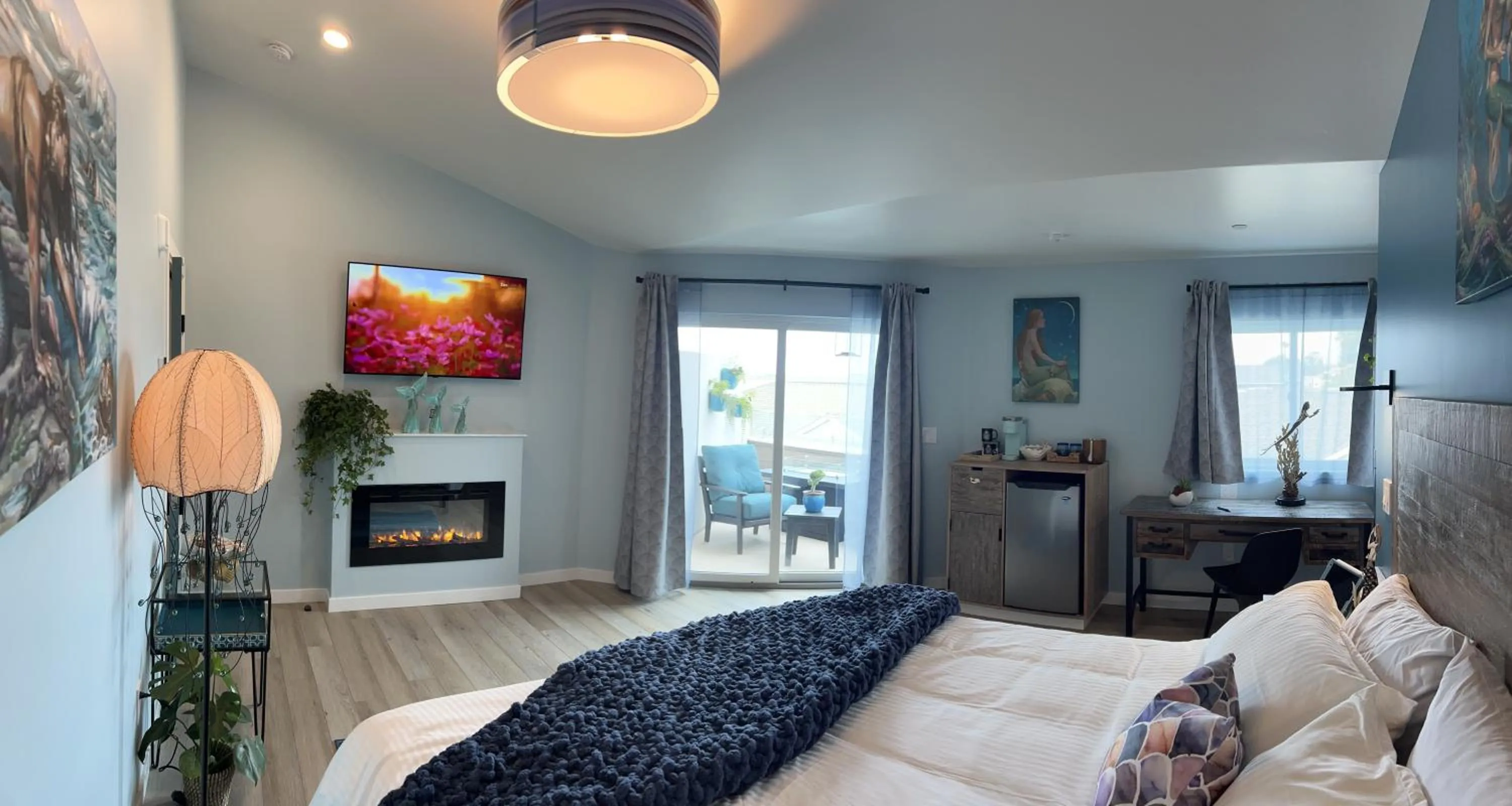 Photo of the whole room, Bed in HarborWalk Inn