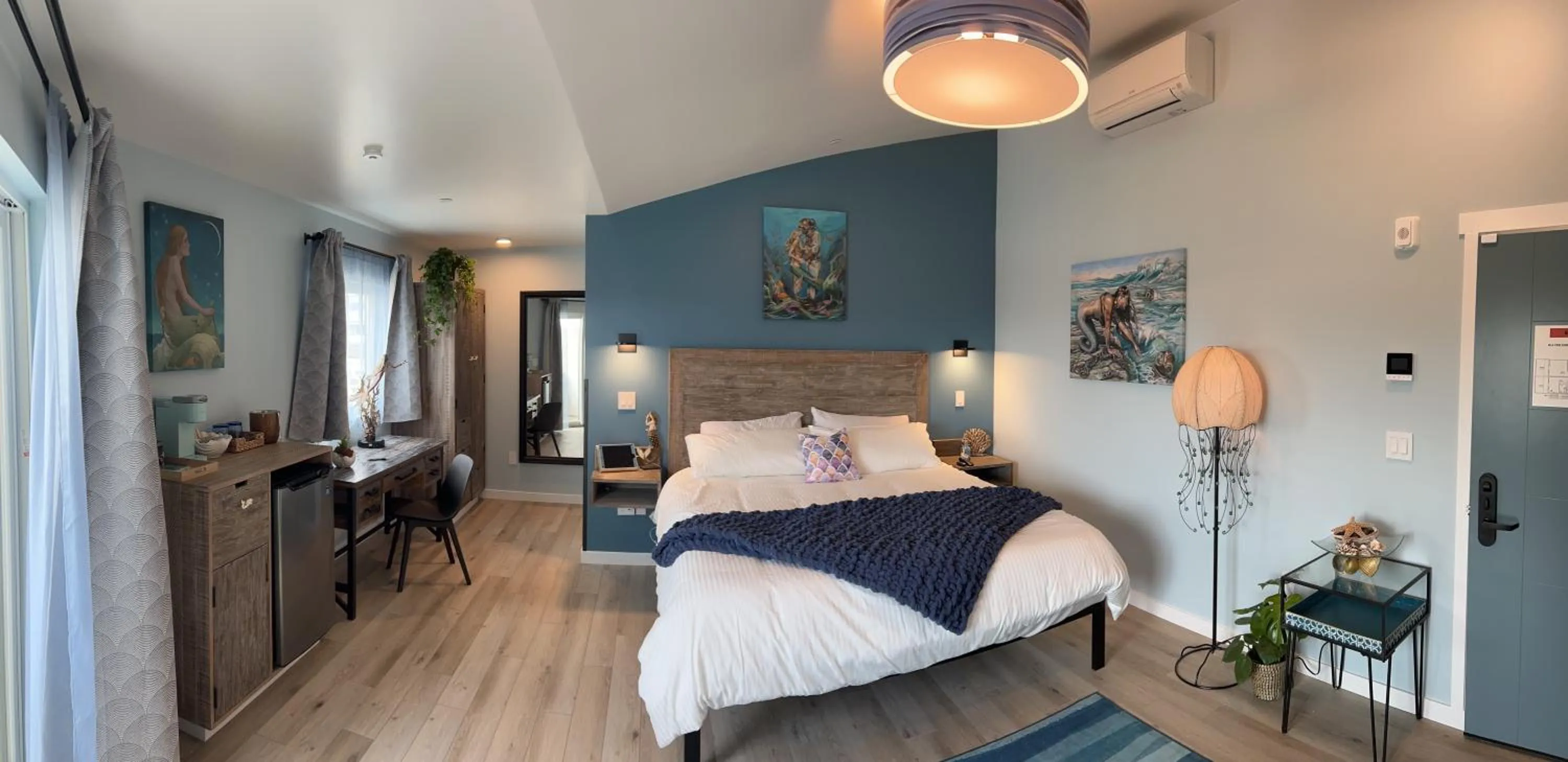 Photo of the whole room, Bed in HarborWalk Inn