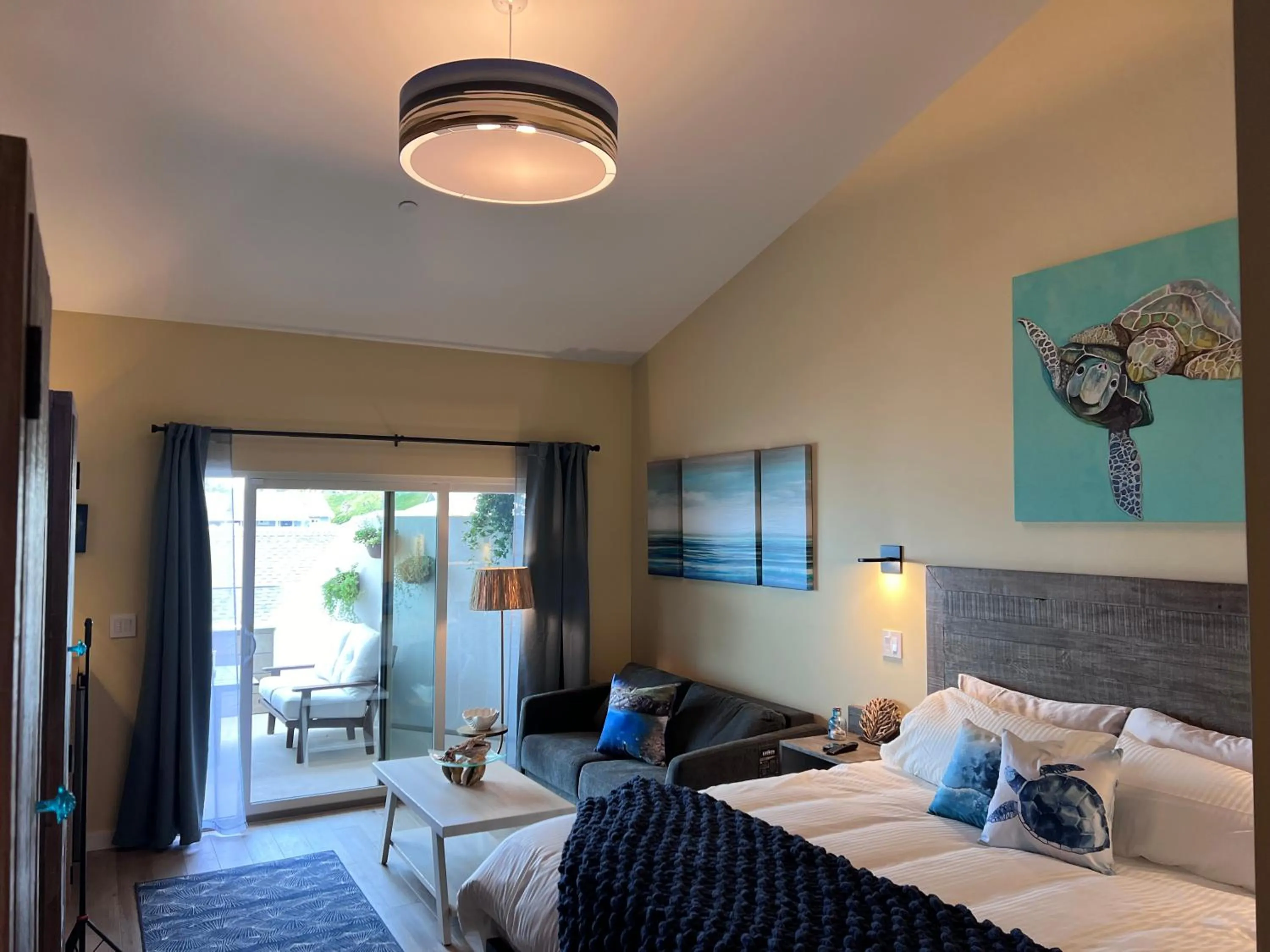 Bed in HarborWalk Inn