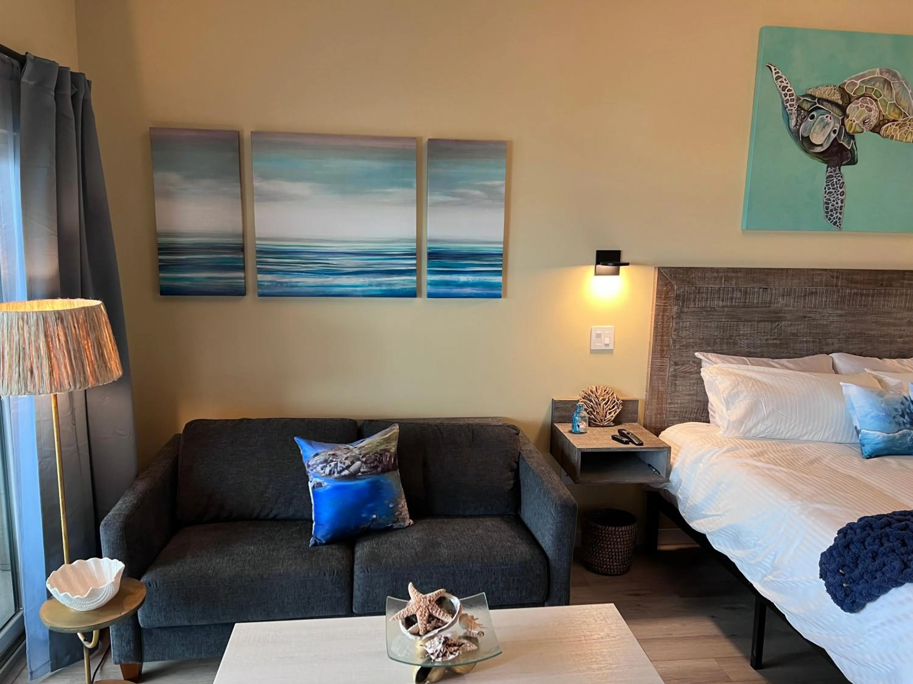 Seating area, Bed in HarborWalk Inn