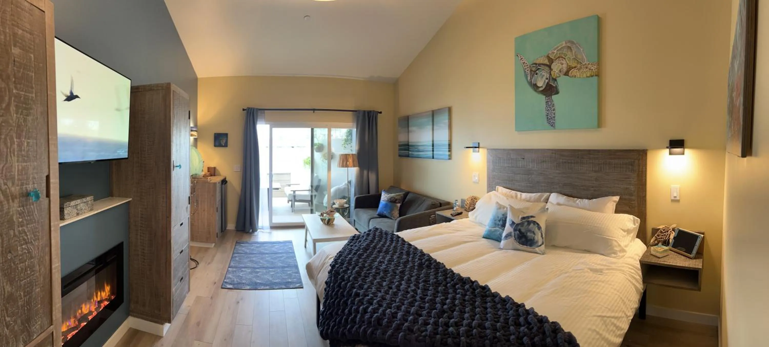 Photo of the whole room, Bed in HarborWalk Inn