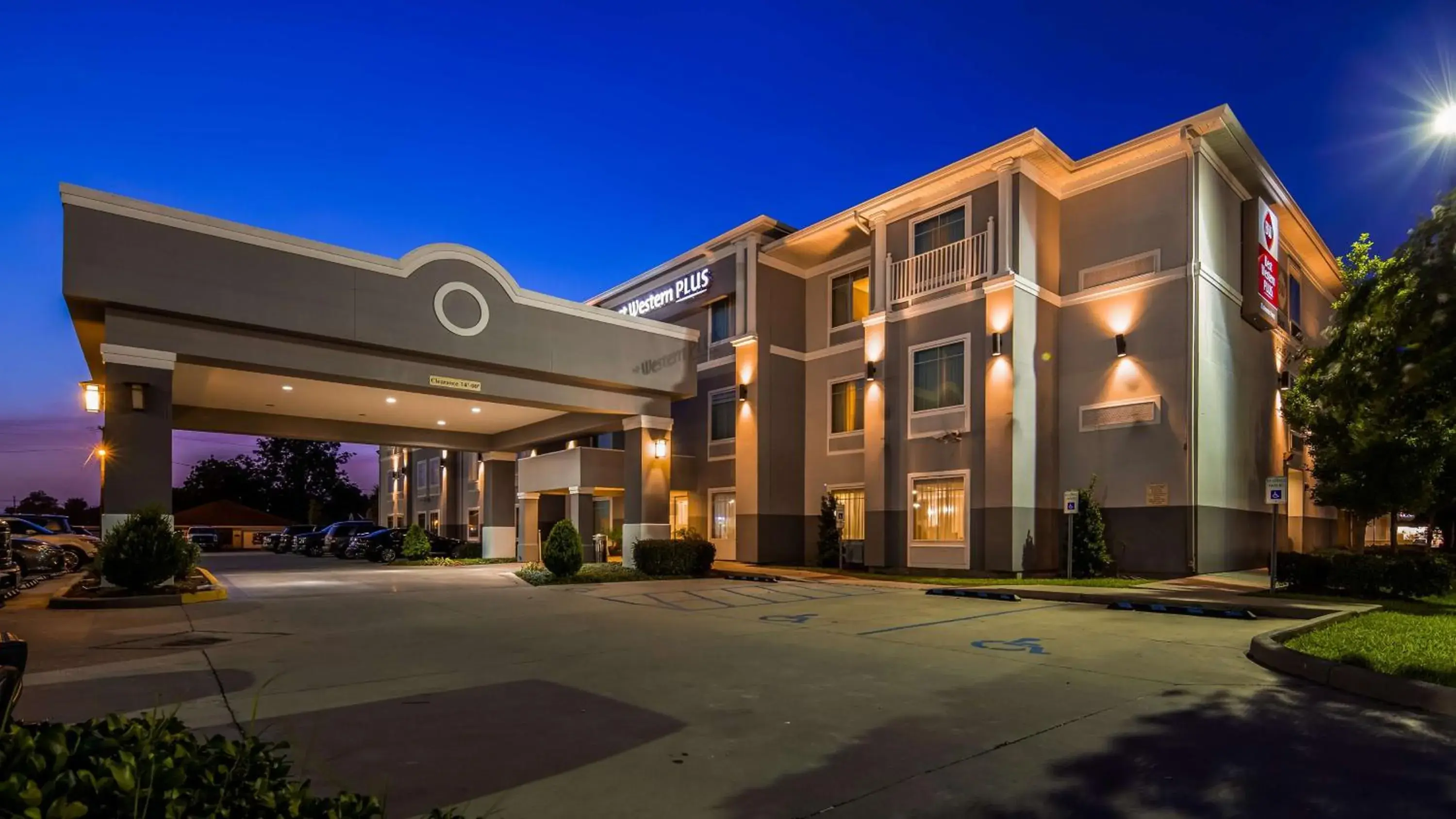 Property building in Best Western Plus Chalmette Hotel Property building in Best Western Plus Chalmette Hotel