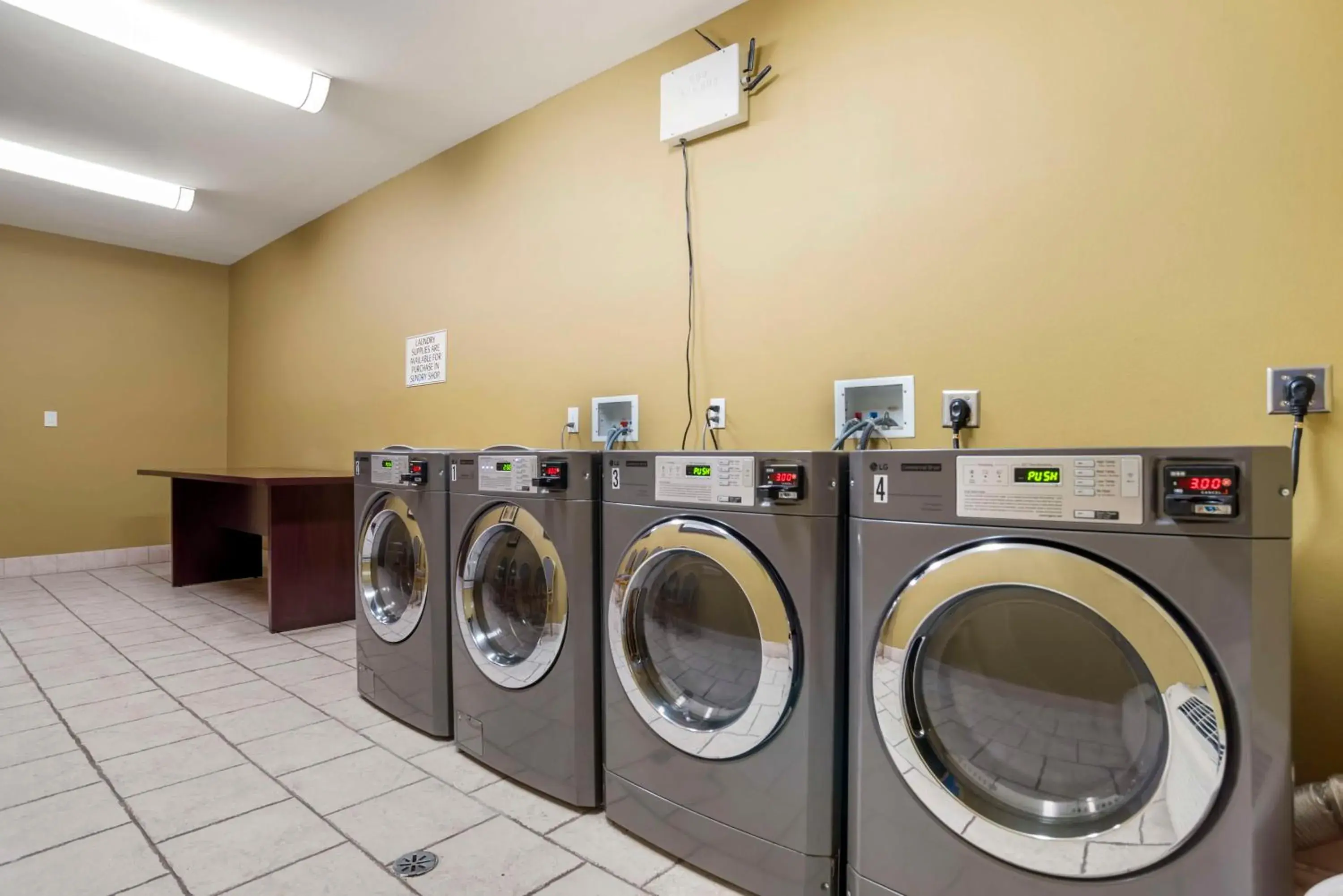 Property building in Best Western Plus Chalmette Hotel Property building in Best Western Plus Chalmette Hotel