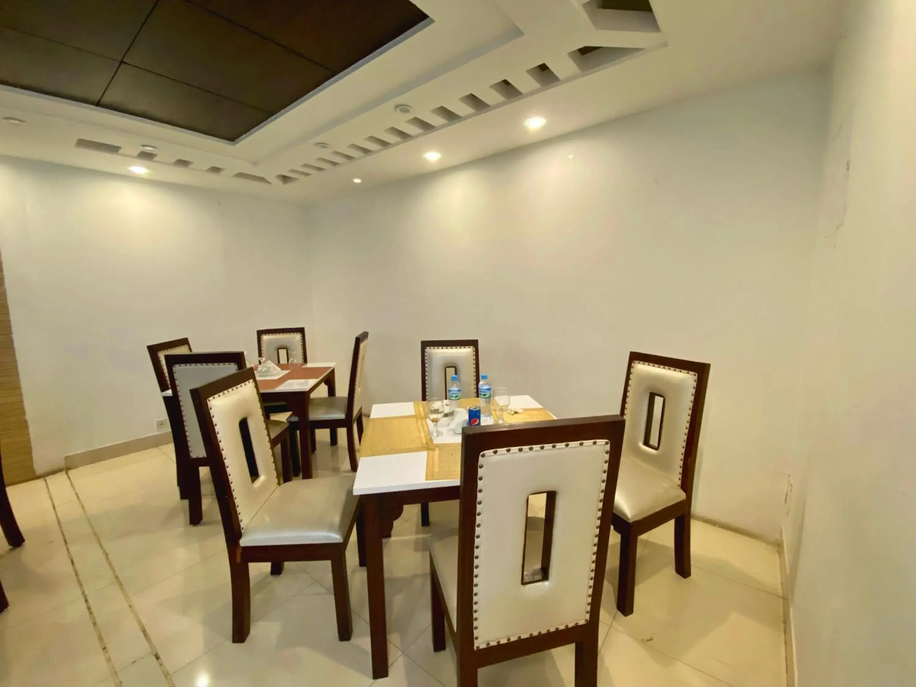 Restaurant/places to eat in Hotel Park Hyatt Restaurant/places to eat in Hotel Park Hyatt