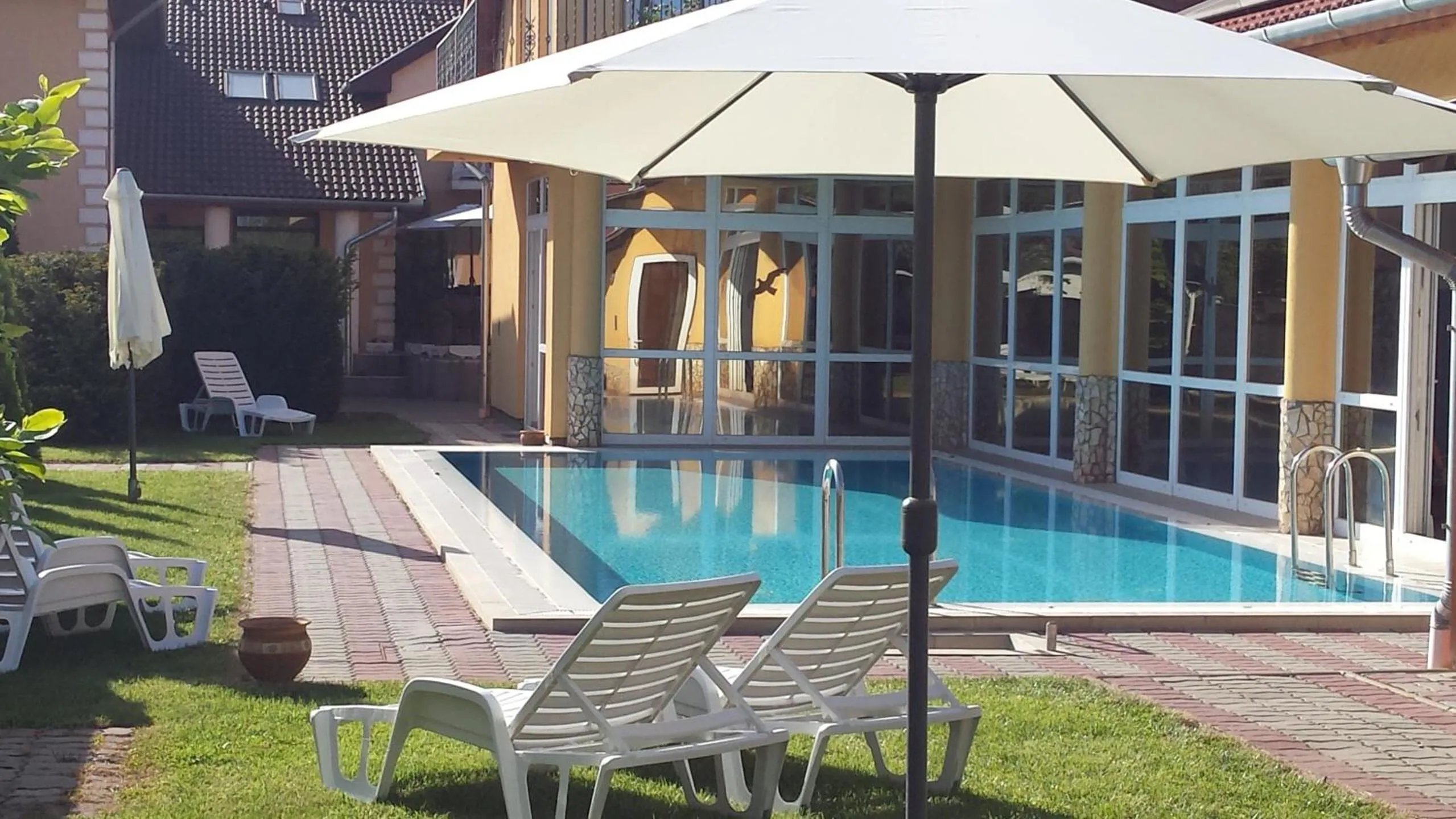 Swimming pool in Ella Residence Panzió
