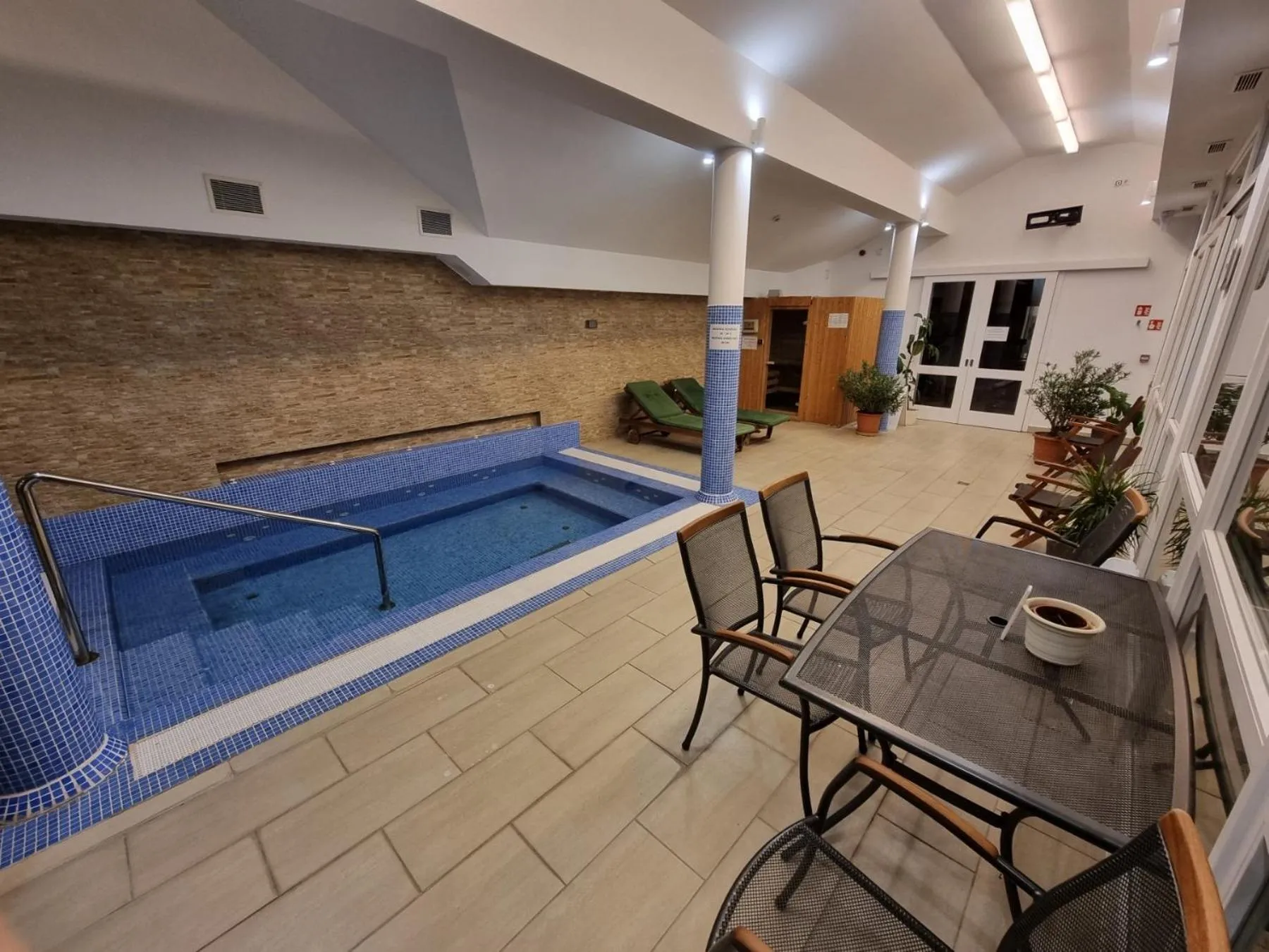 Hot Tub in Ella Residence Panzió