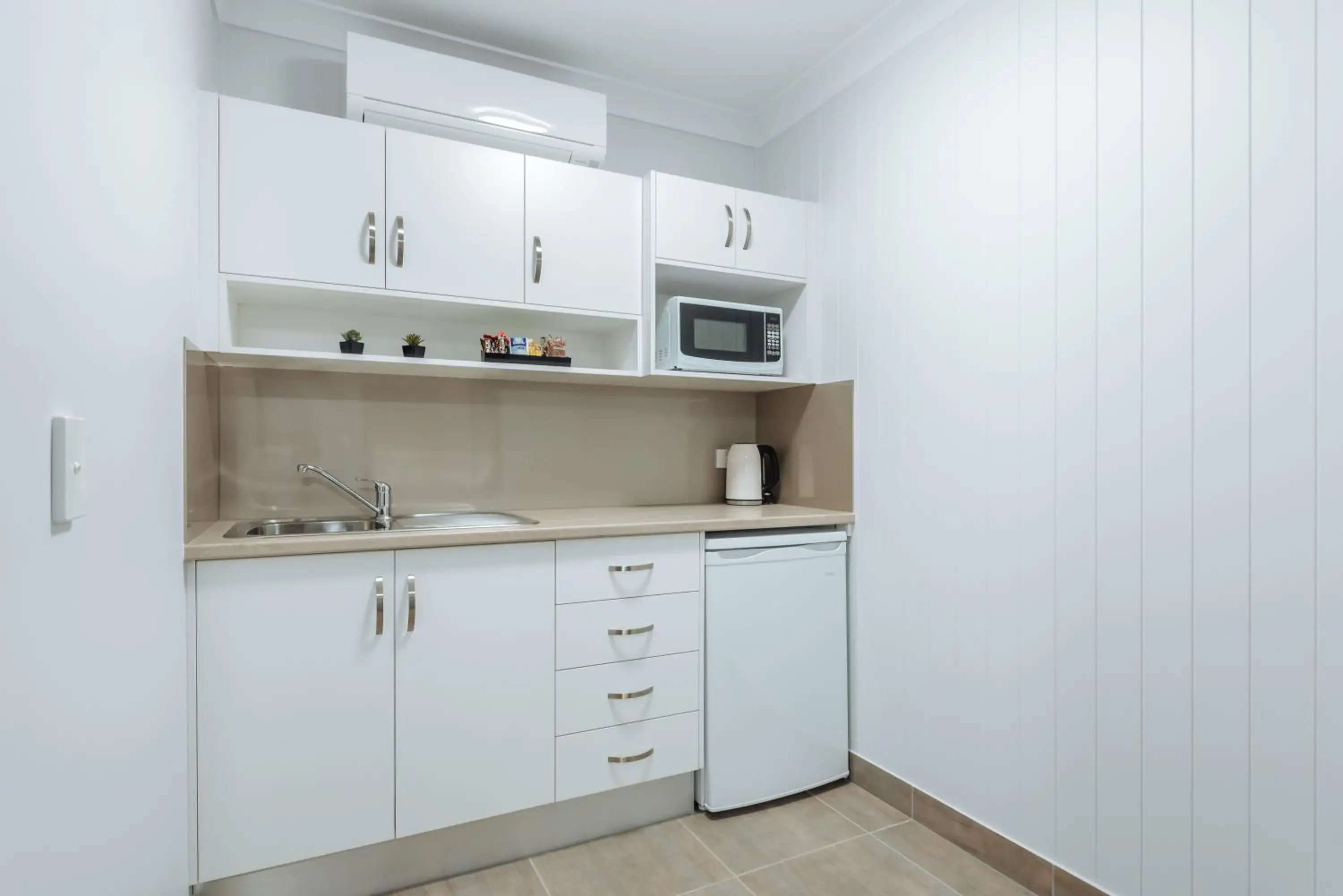 Queen Room - Disability Access in Raintree Motel Biloela Queen Room - Disability Access in Raintree Motel Biloela