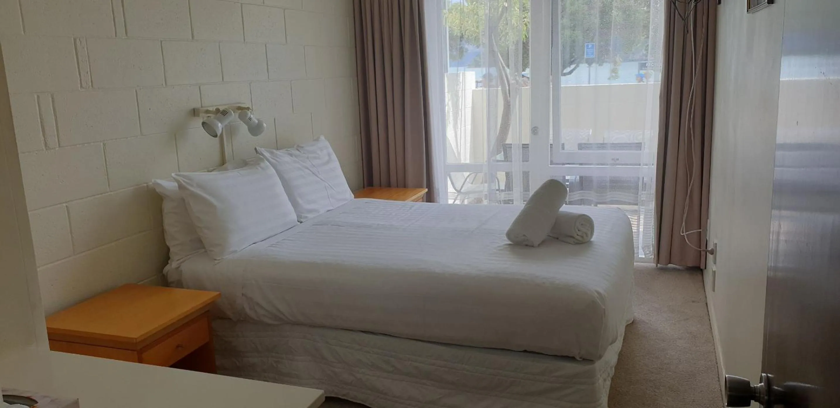 Bedroom, Bed in Akaroa Village Inn