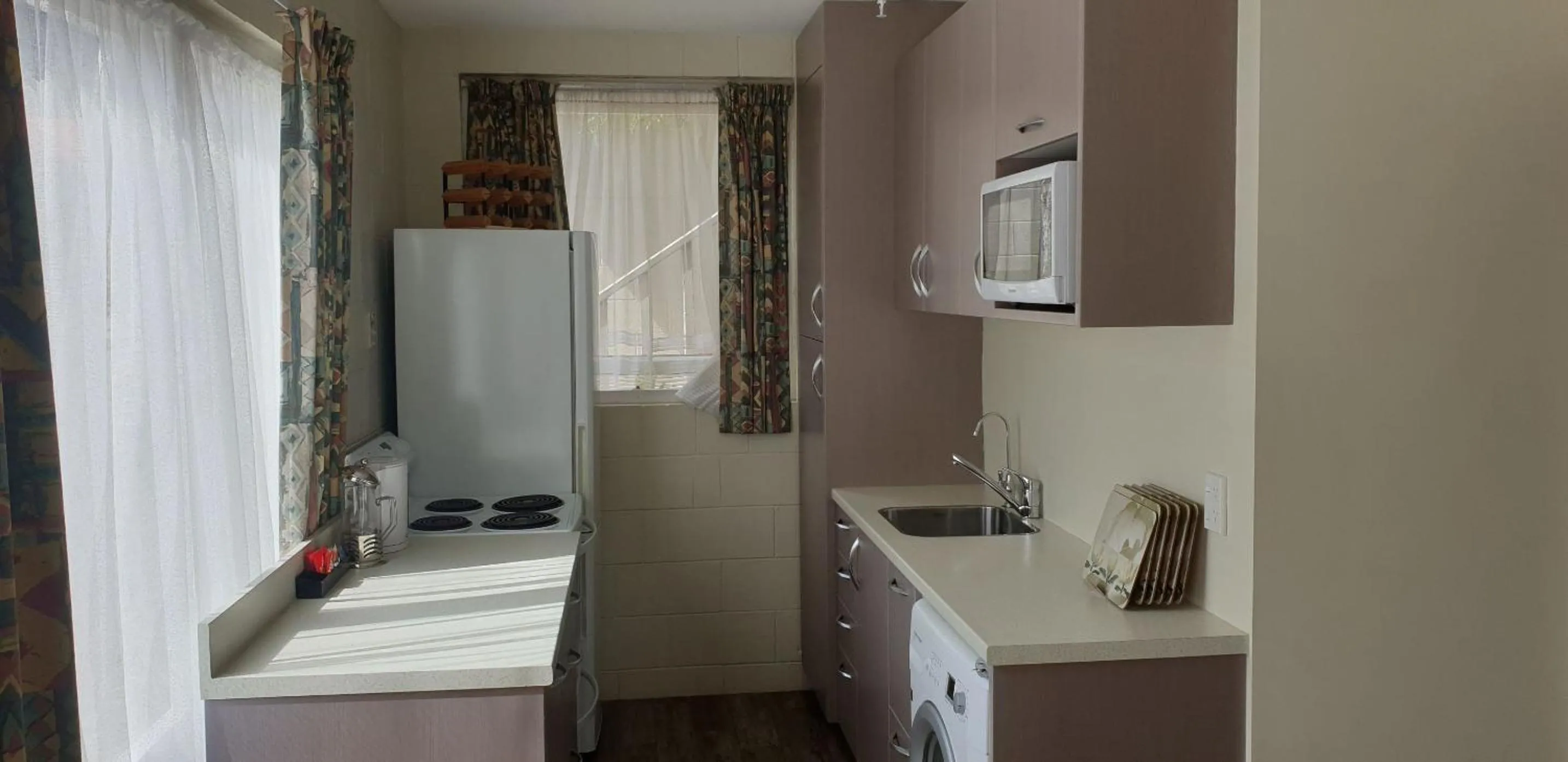 Kitchen or kitchenette in Akaroa Village Inn