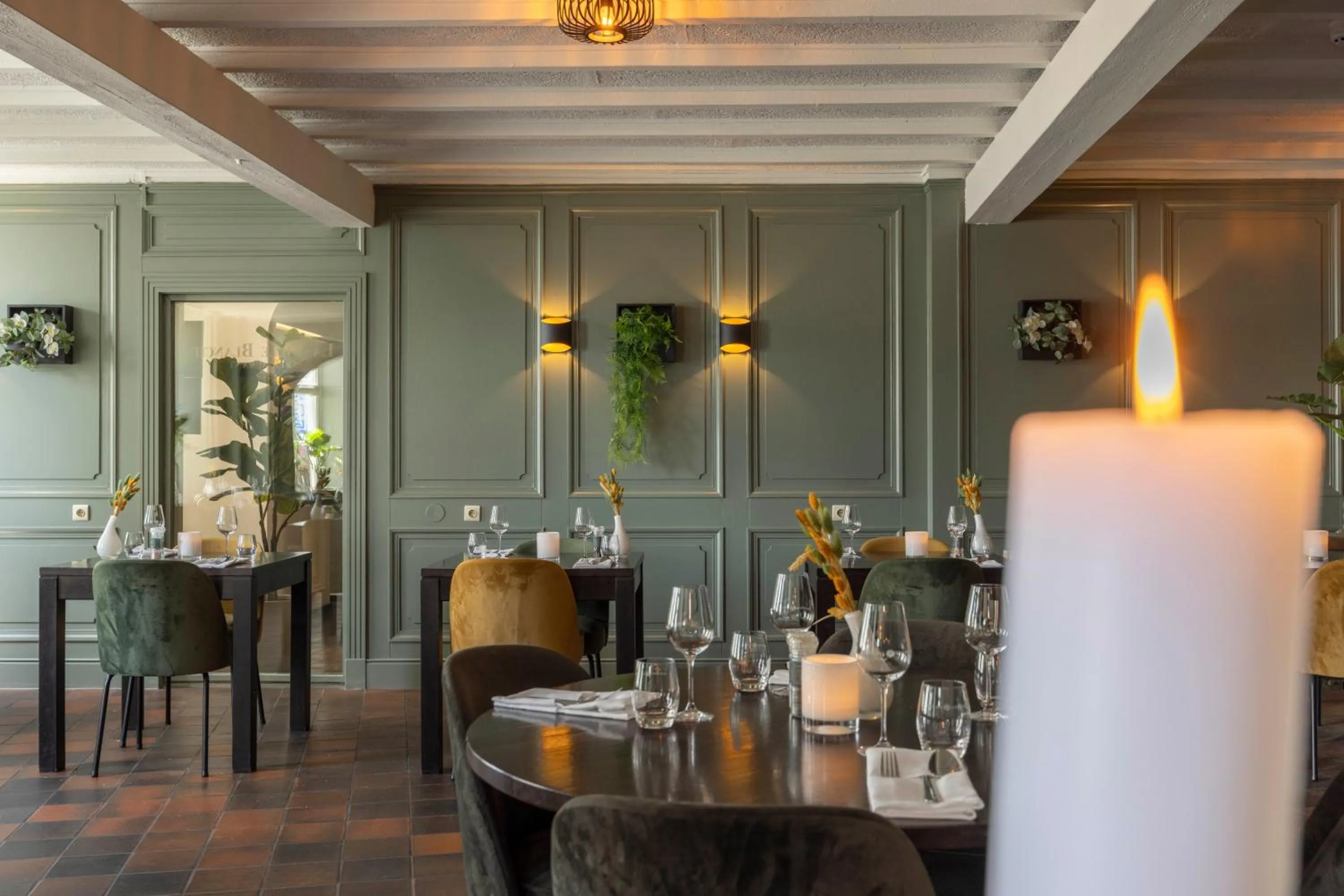 Restaurant/places to eat in Fletcher Hotel La Ville Blanche