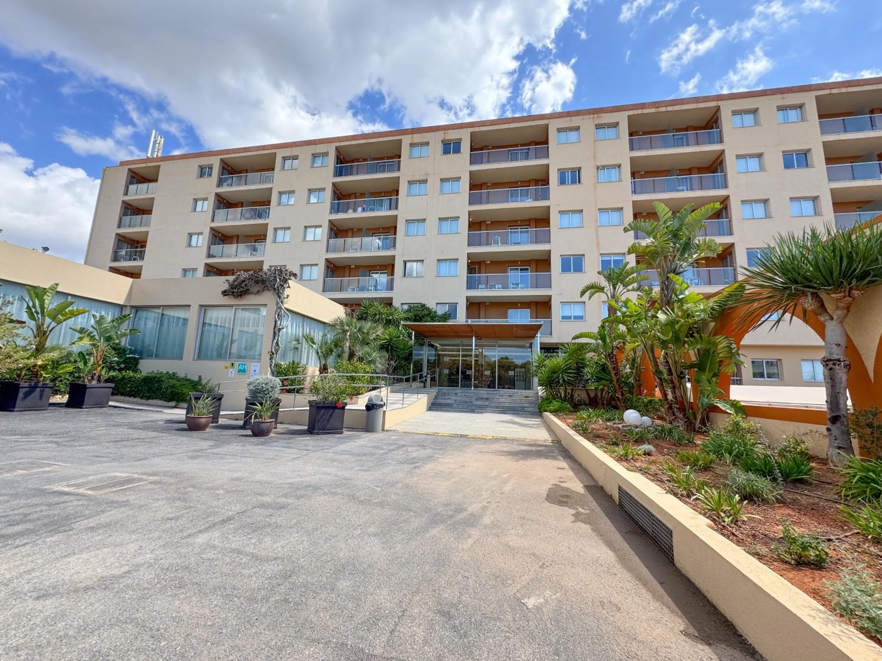 Property building in Hotel Atlantic by Hoteles Centric