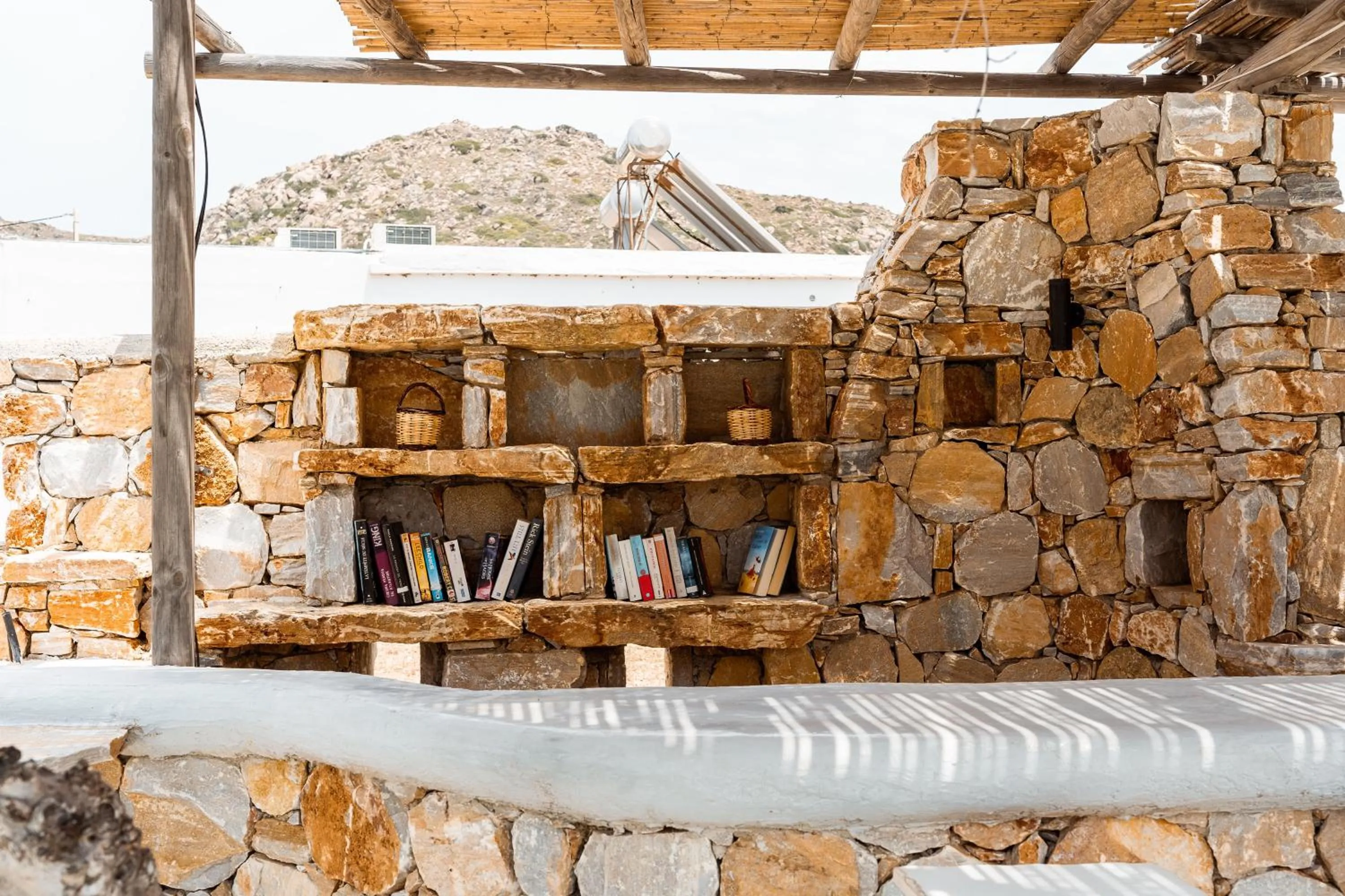 Library in Diamantis Studios&Apartments