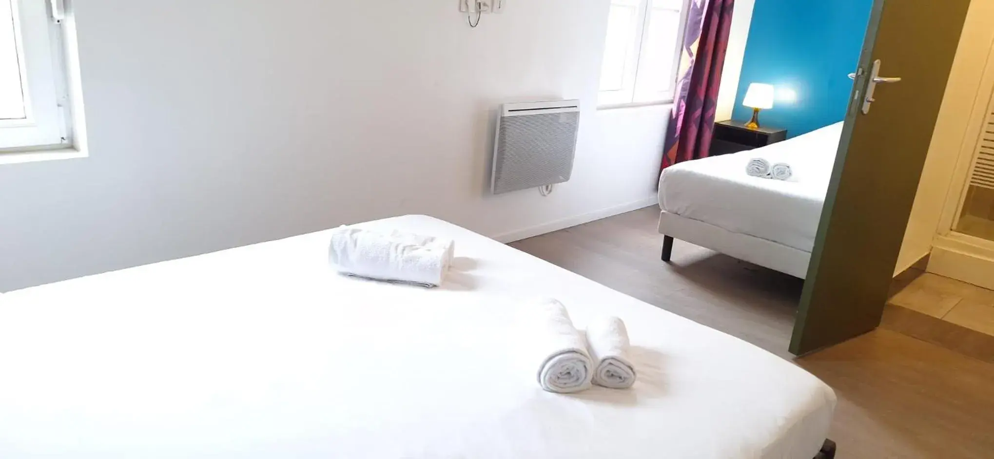 Bedroom, Bed in hôtel- restaurant le Saint Quentin Bedroom, Bed in hôtel- restaurant le Saint Quentin