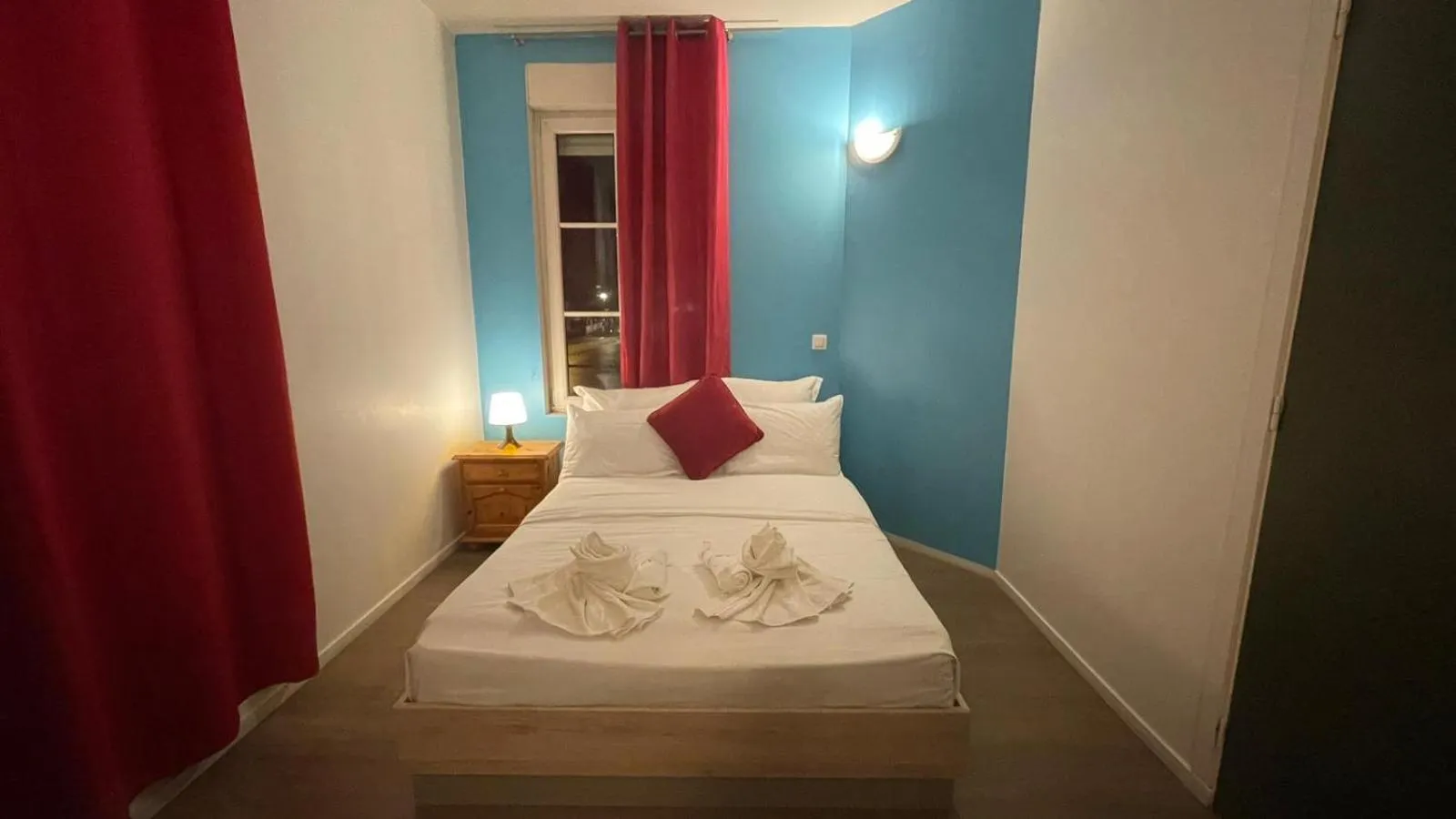 Bedroom, Bed in hôtel- restaurant le Saint Quentin