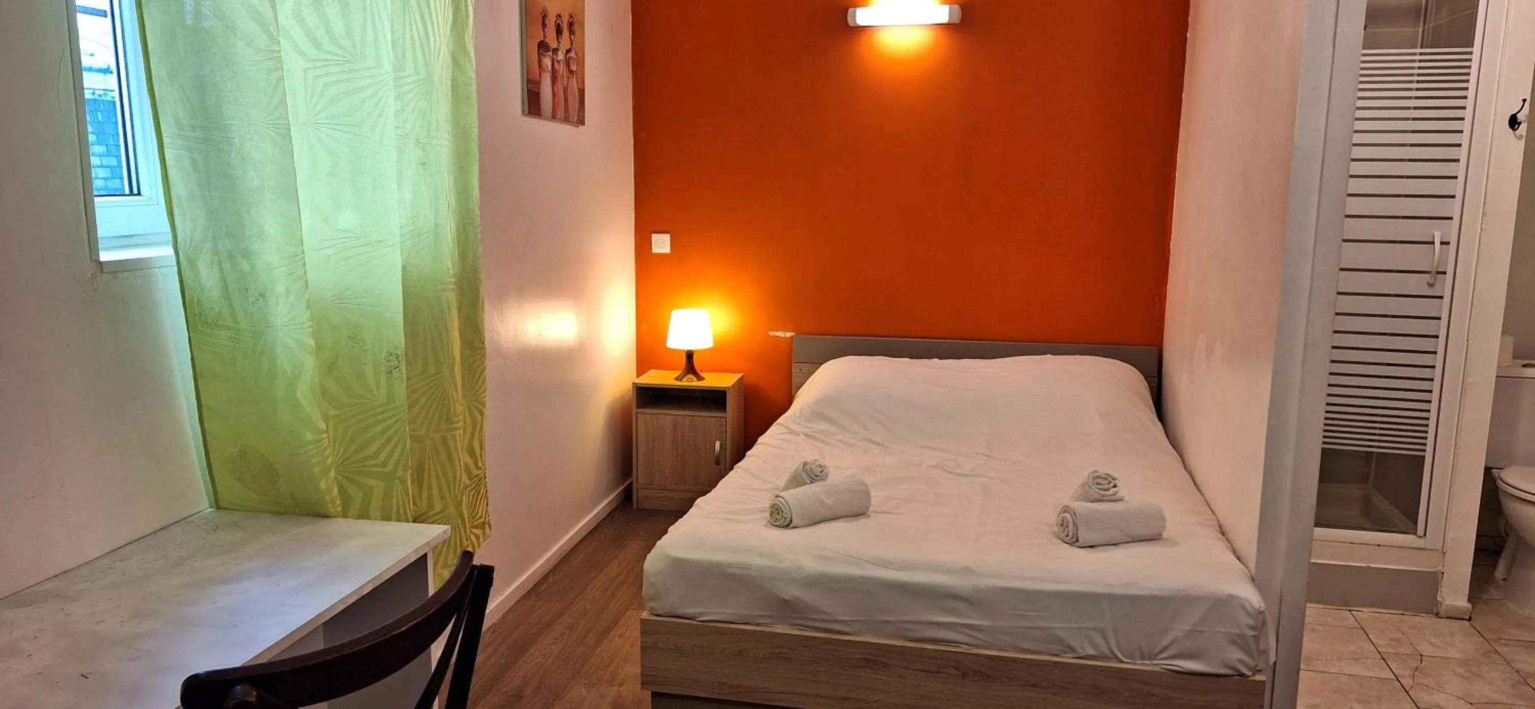 Bedroom, Bed in hôtel- restaurant le Saint Quentin