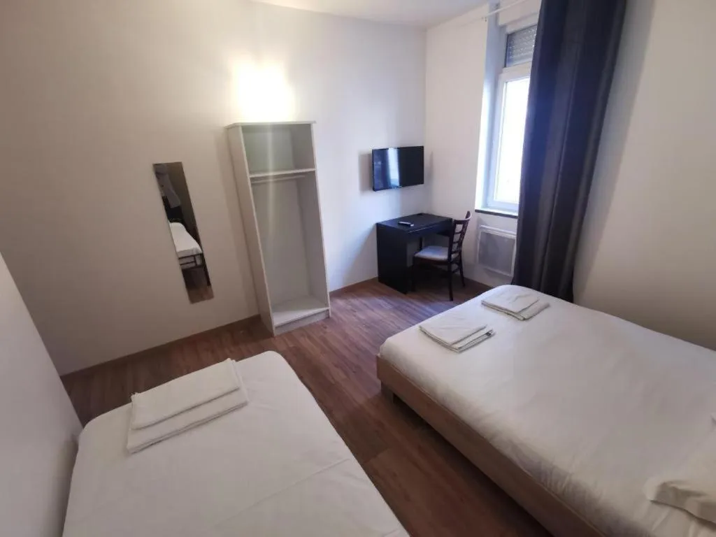 Bedroom, Bed in hôtel- restaurant le Saint Quentin