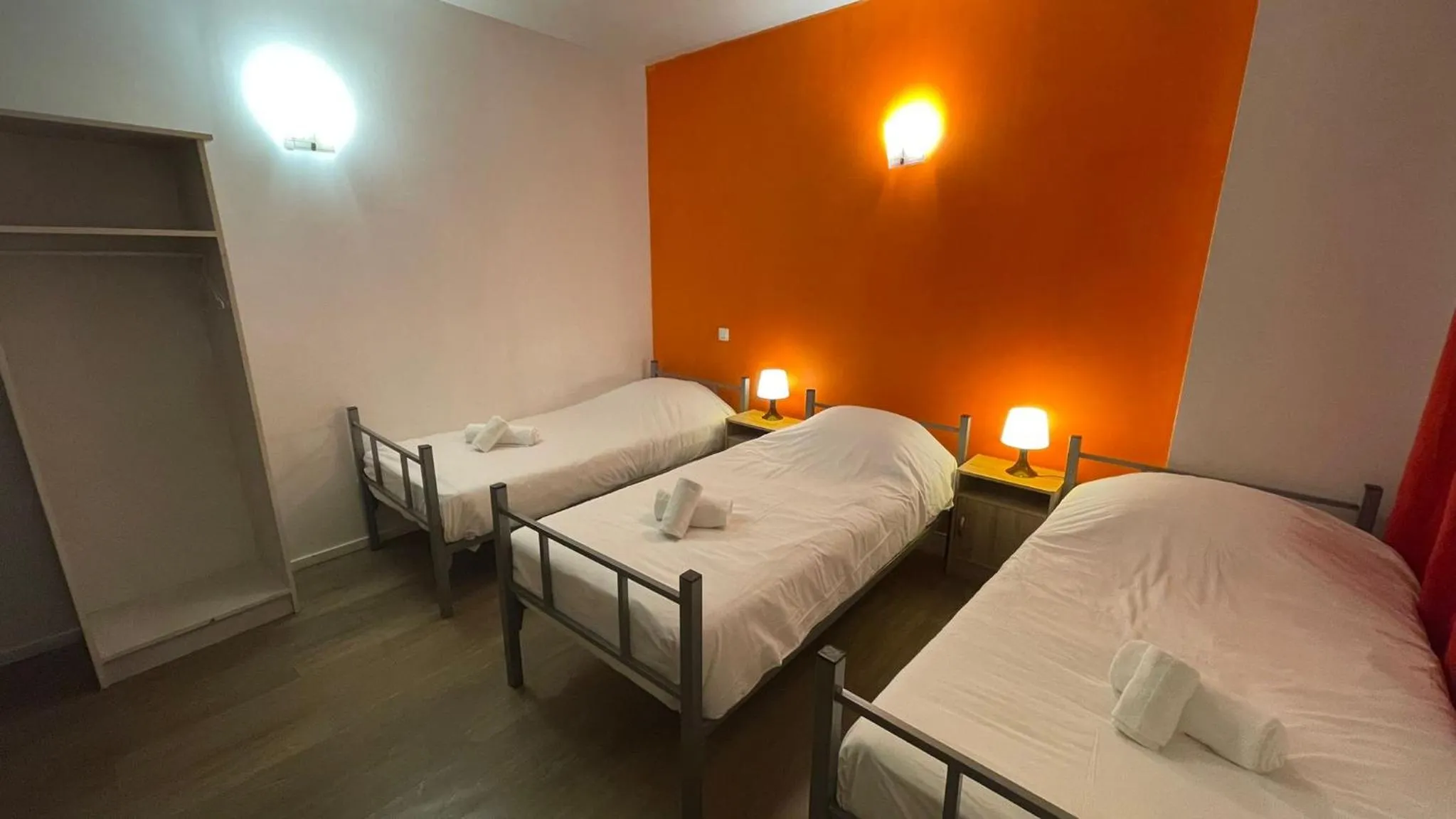 Bedroom, Bed in hôtel- restaurant le Saint Quentin