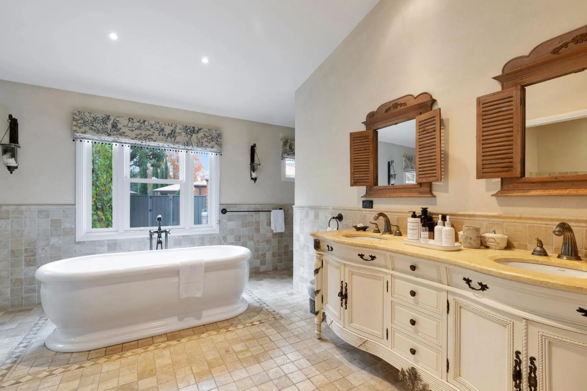 Collins Cottage - Luxury Accommodation