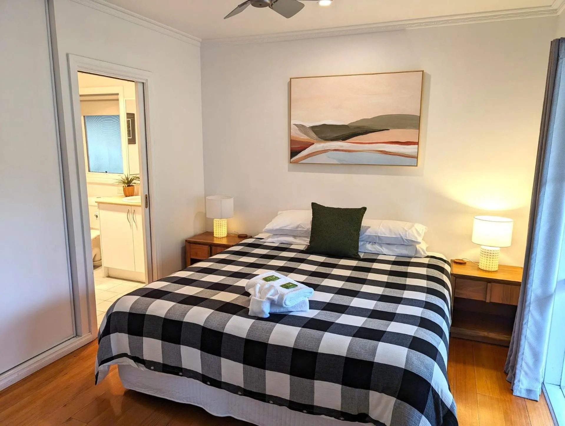 Corinda Cottage - 4 bedroom pet friendly five minute walk to town and Ovens River.