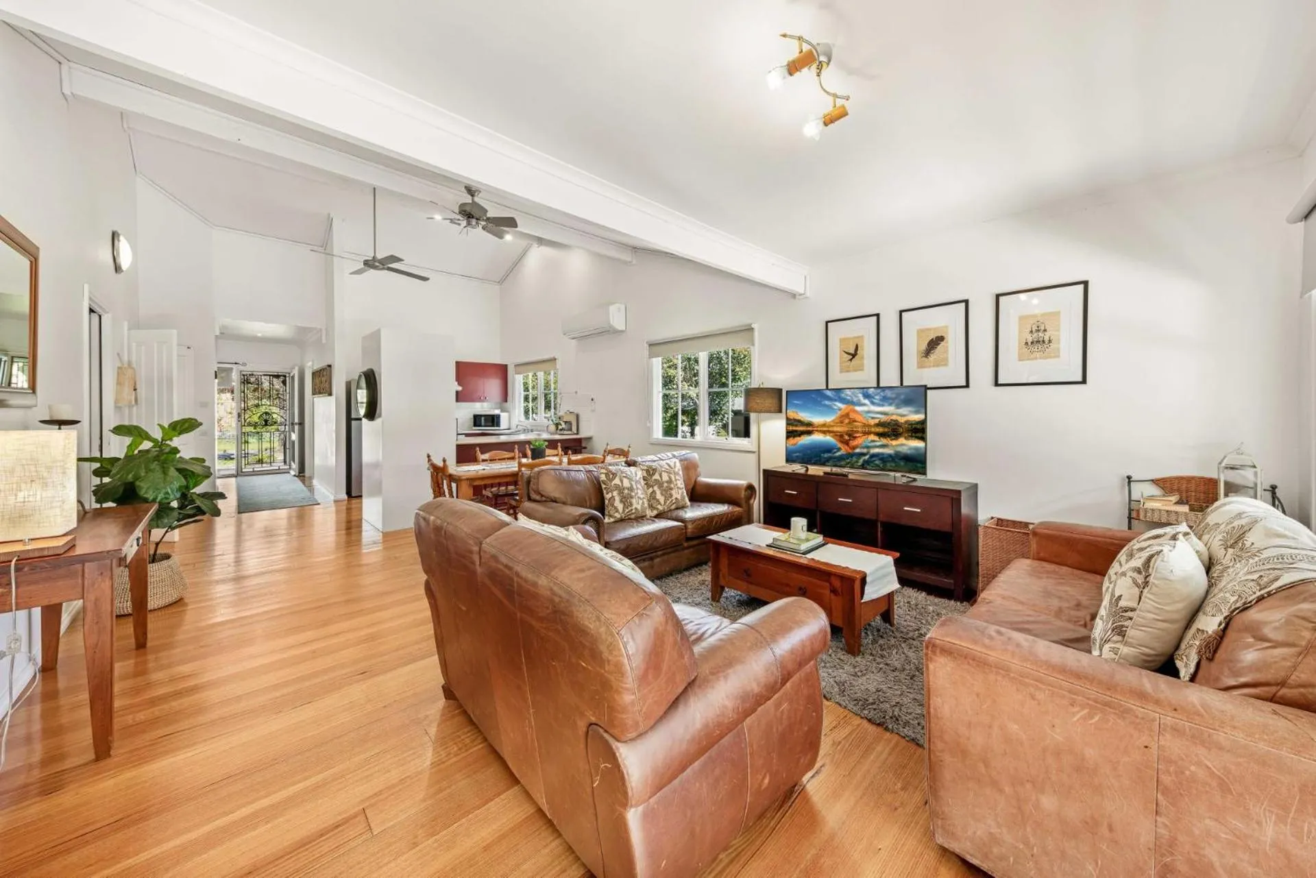 Corinda Cottage - 4 bedroom pet friendly five minute walk to town and Ovens River.