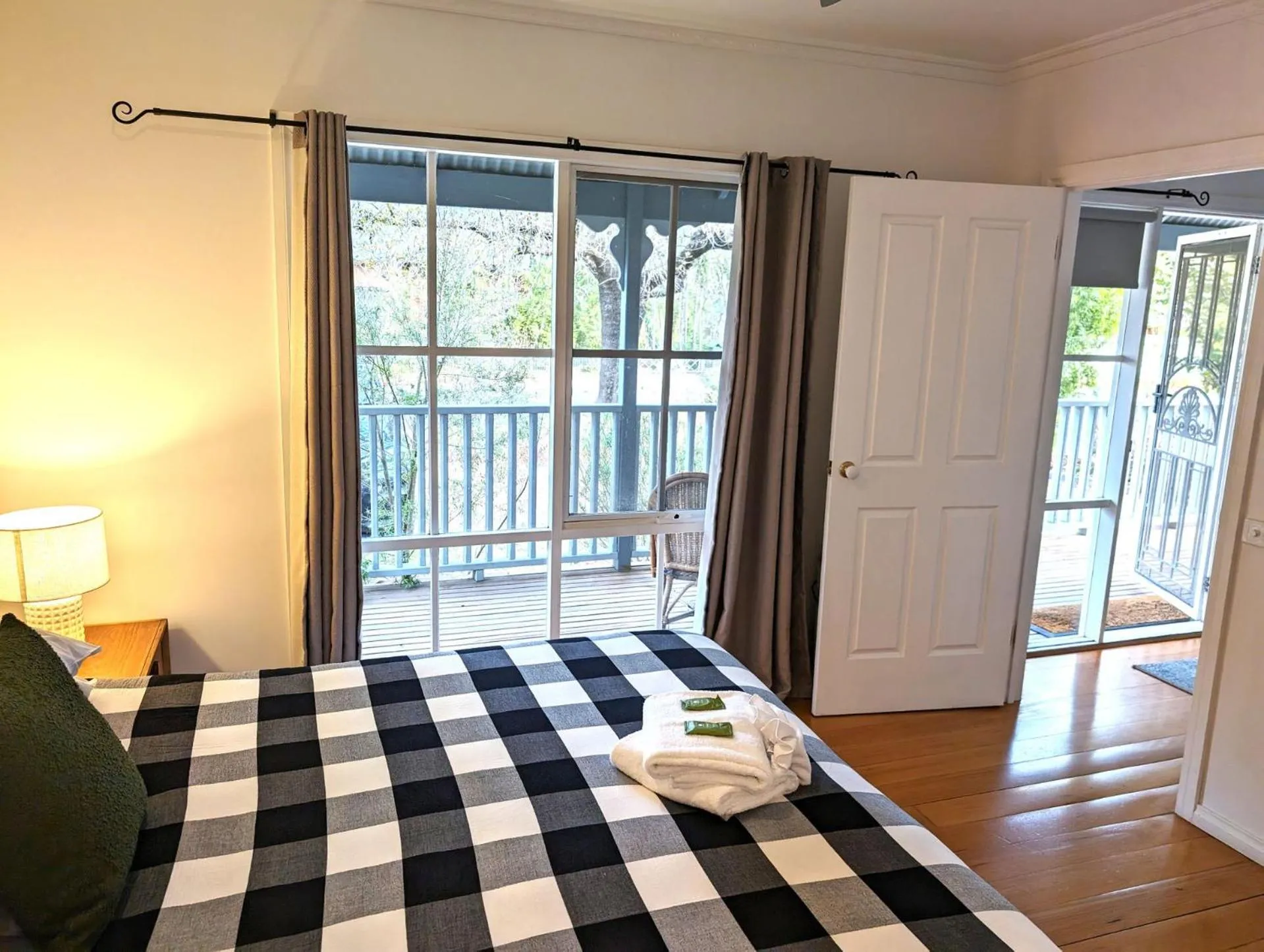 Corinda Cottage - 4 bedroom pet friendly five minute walk to town and Ovens River.