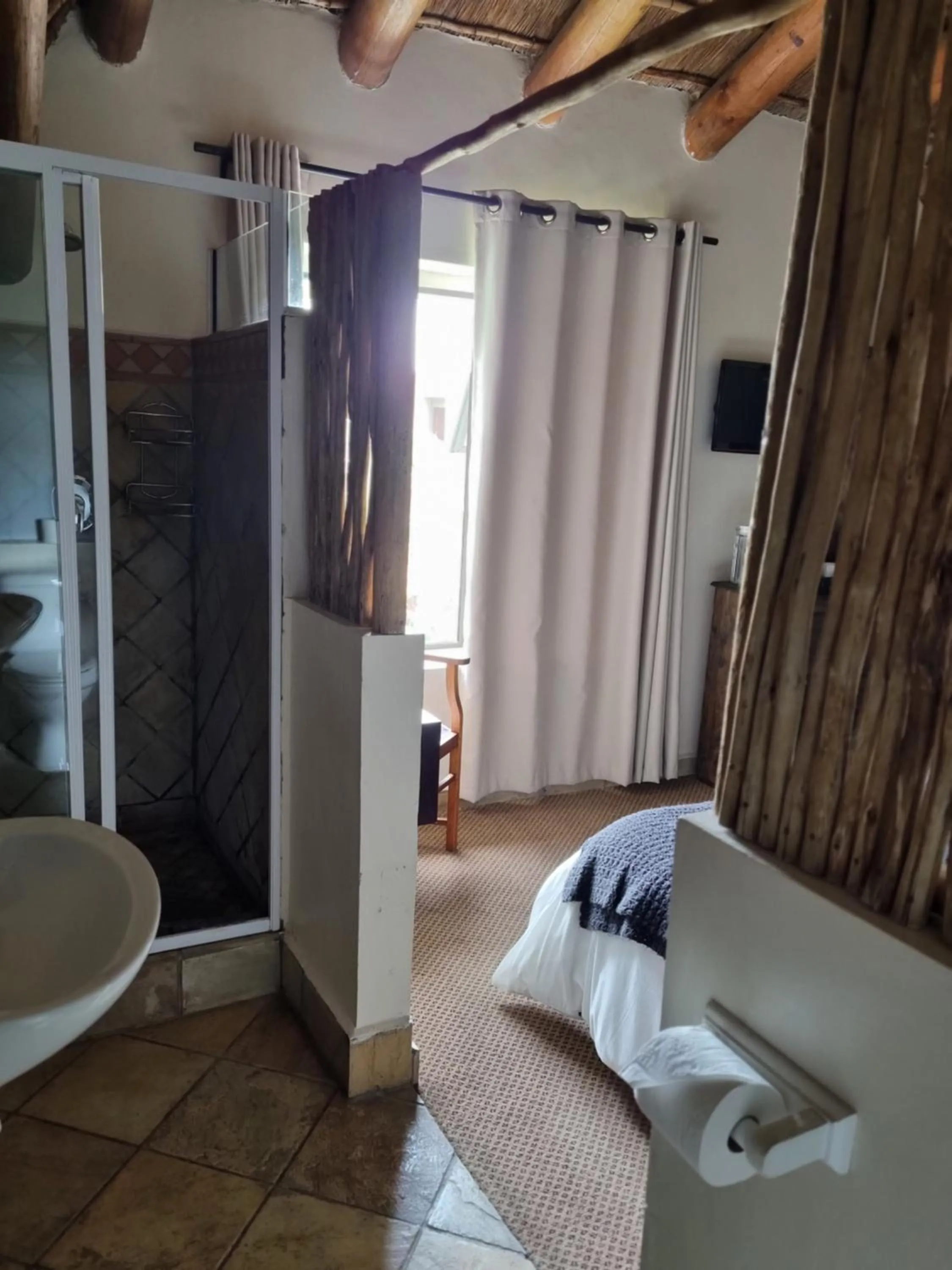 Bathroom, Bed in 19th Hole Golf Villa Guesthouse