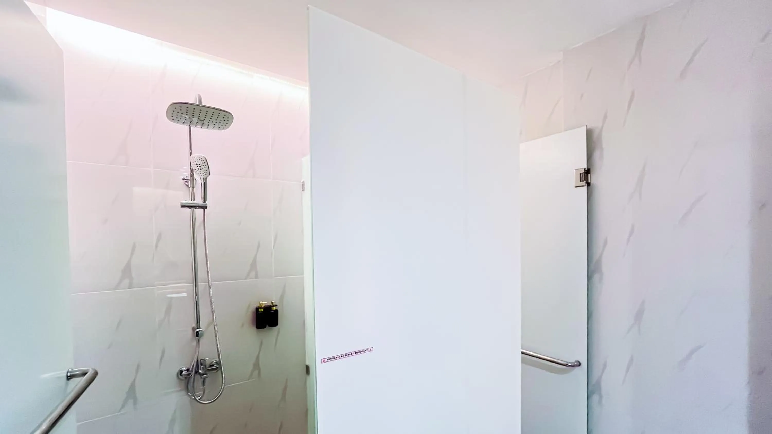Shower in Azana BeSt Hotel Batu