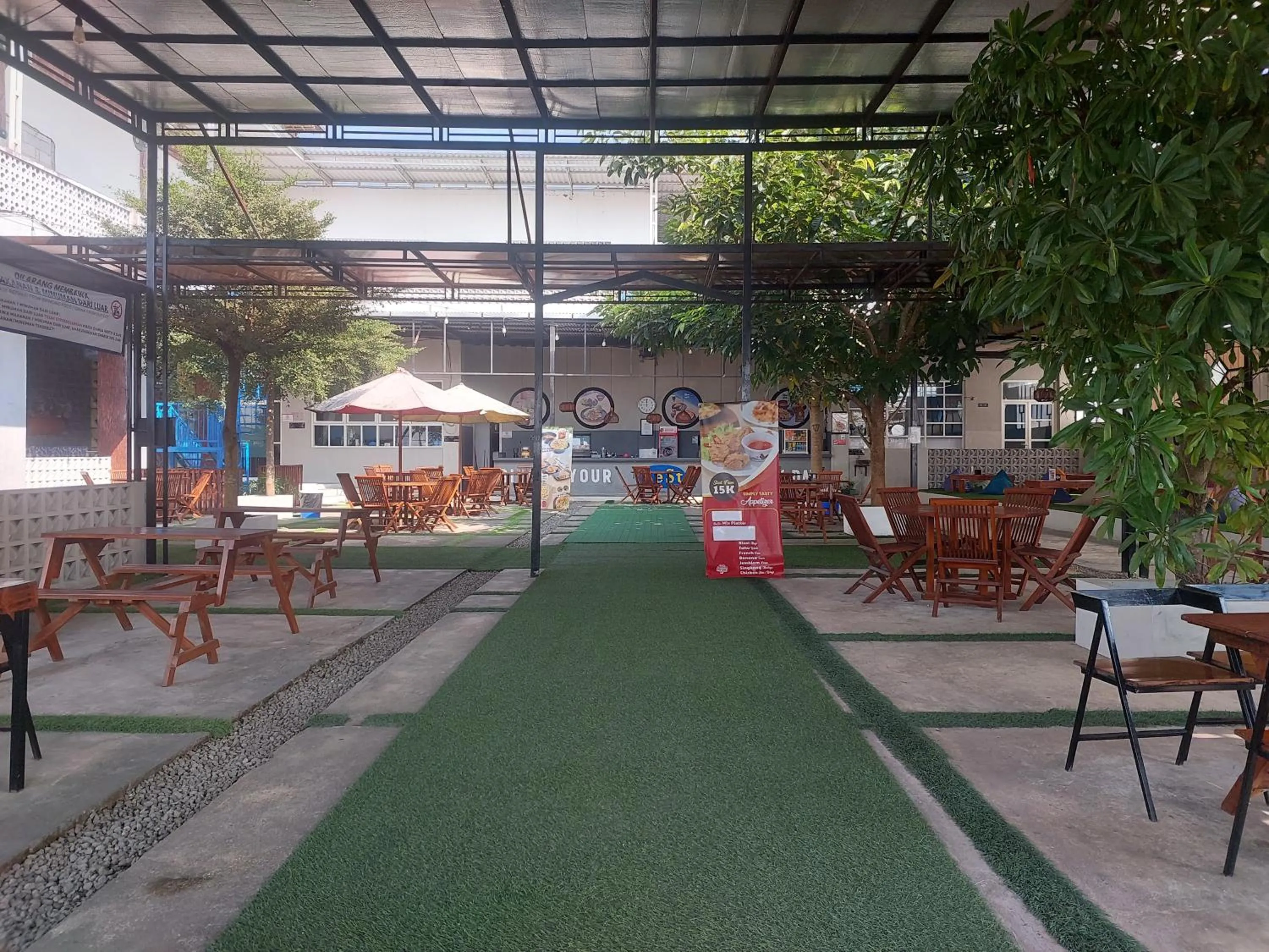 Restaurant/places to eat in Azana BeSt Hotel Batu