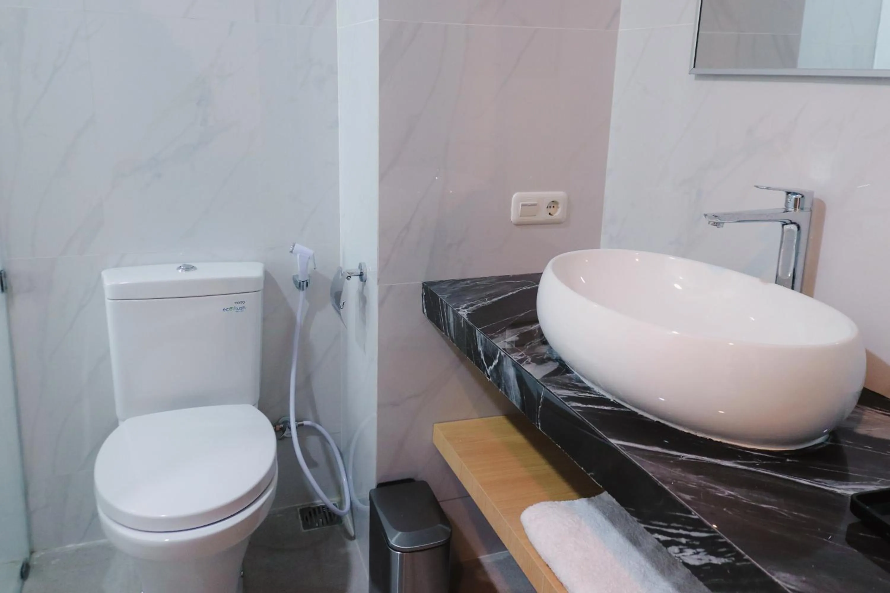 Toilet in Azana BeSt Hotel Batu