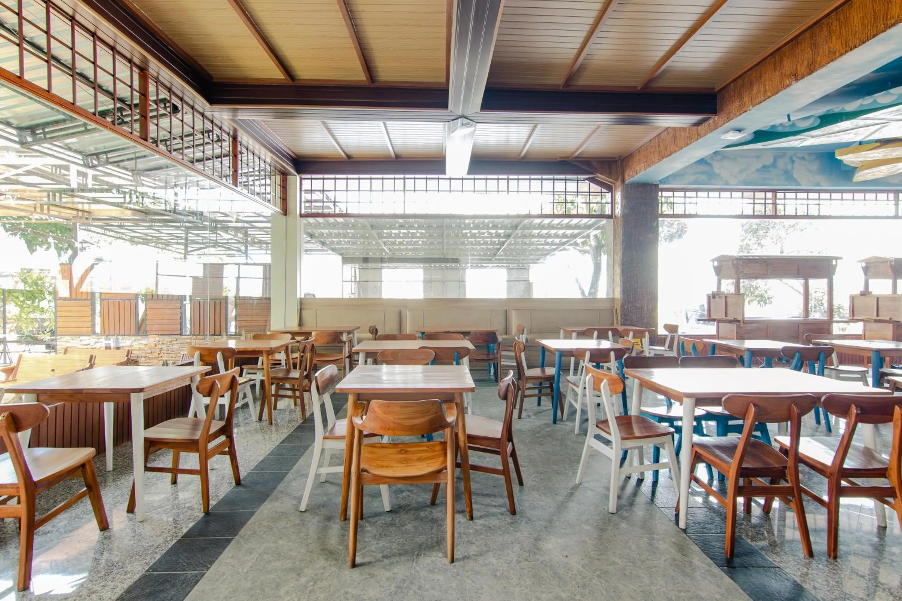 Restaurant/places to eat in Azana BeSt Hotel Batu