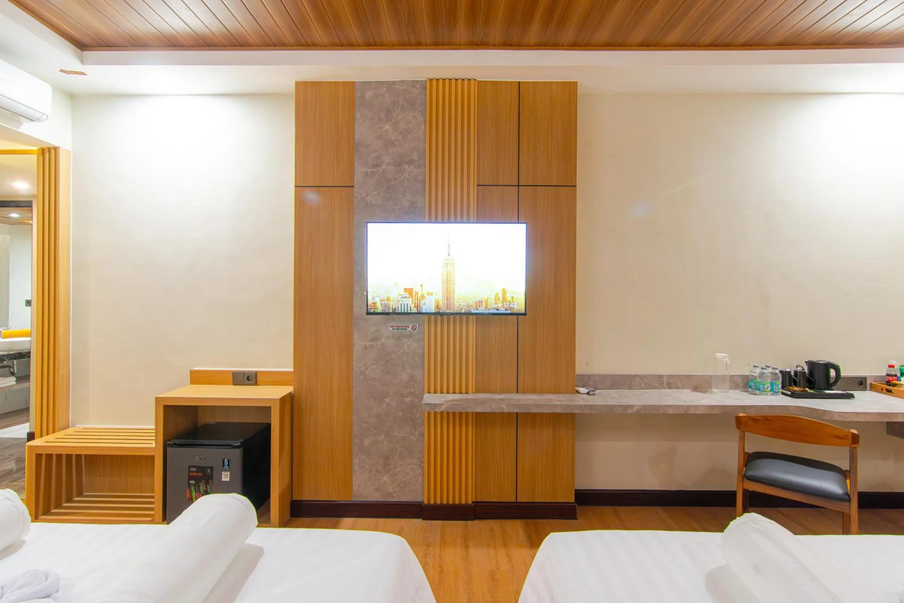 TV and multimedia in Azana BeSt Hotel Batu