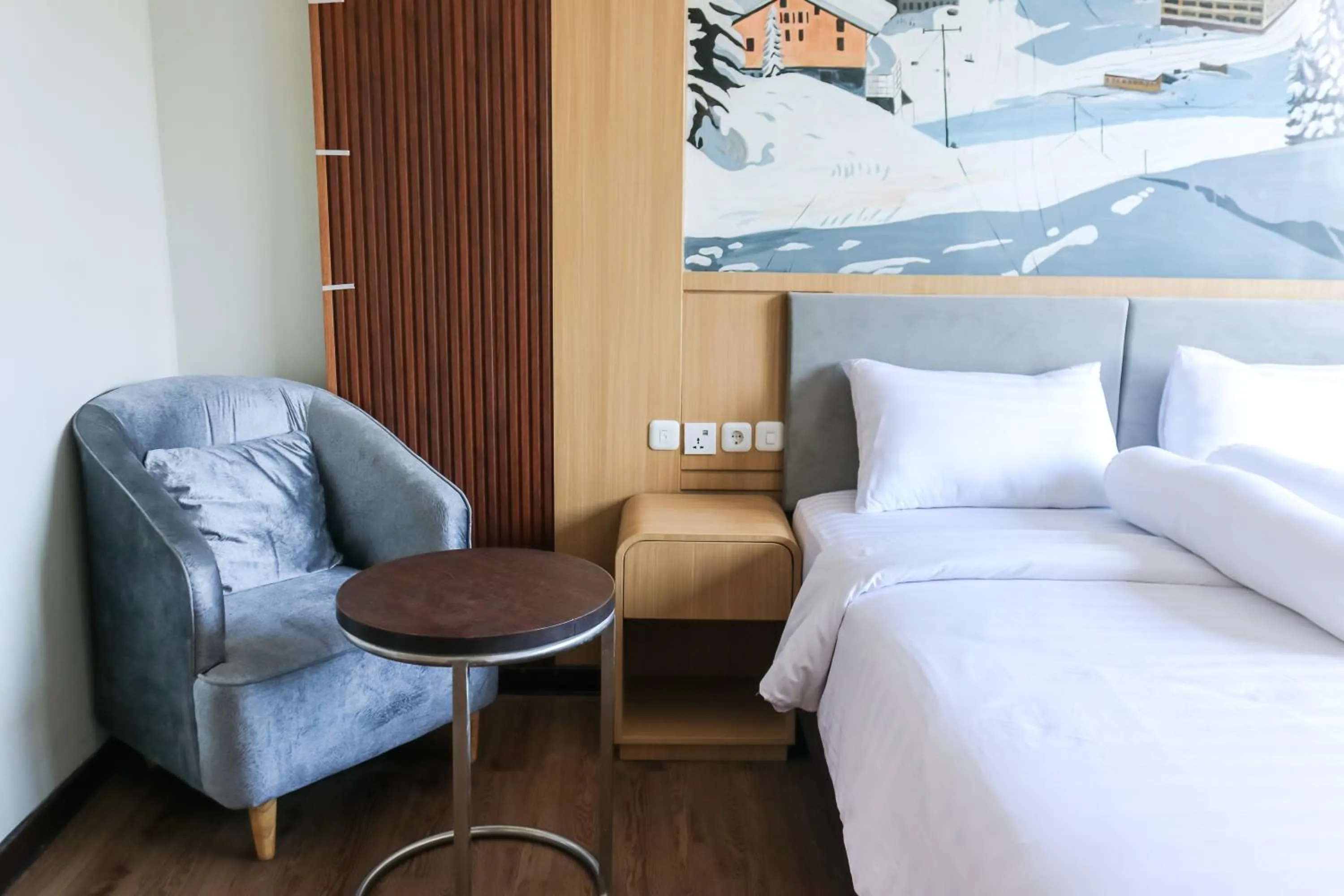 Seating area, Bed in Azana BeSt Hotel Batu