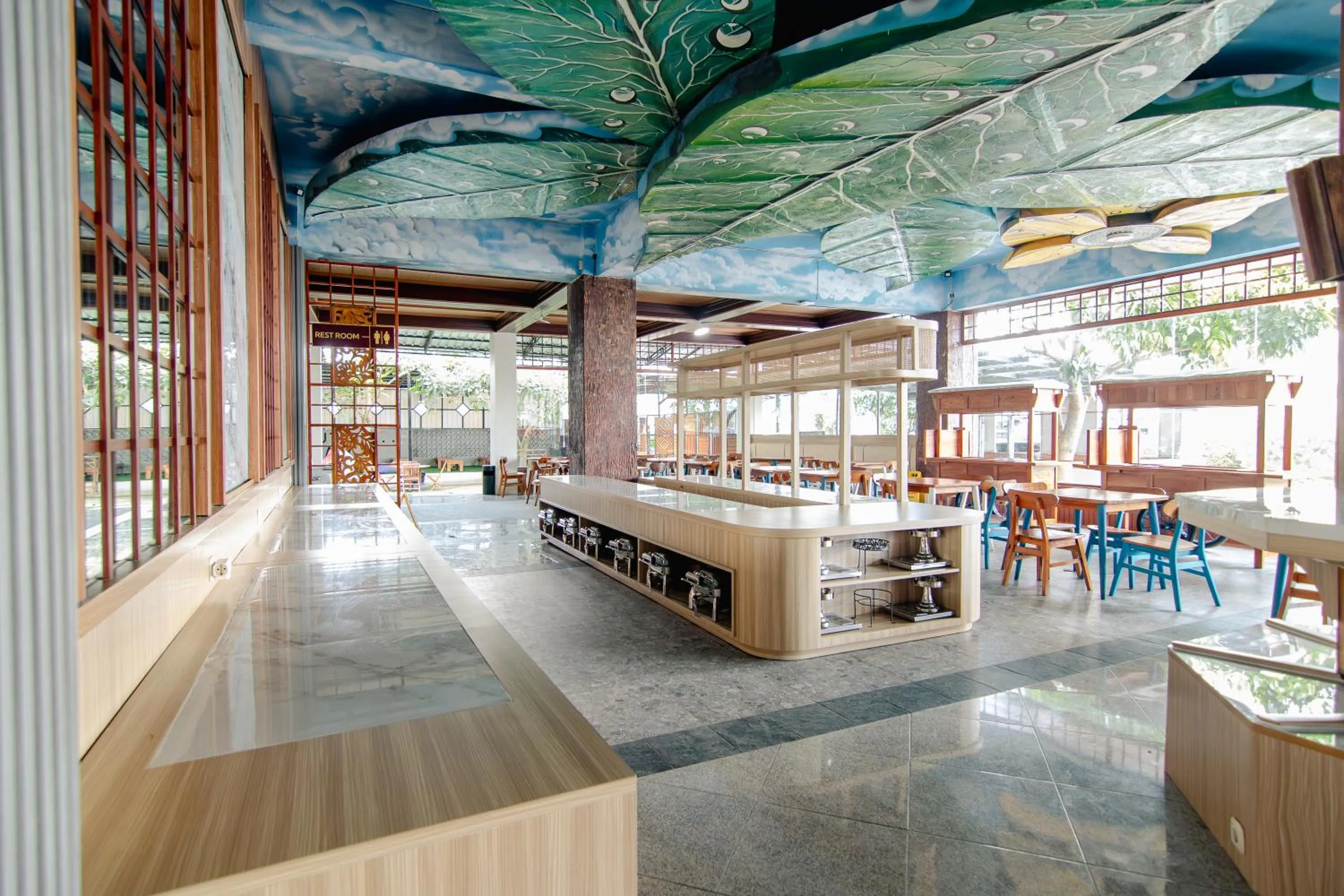 Restaurant/places to eat in Azana BeSt Hotel Batu