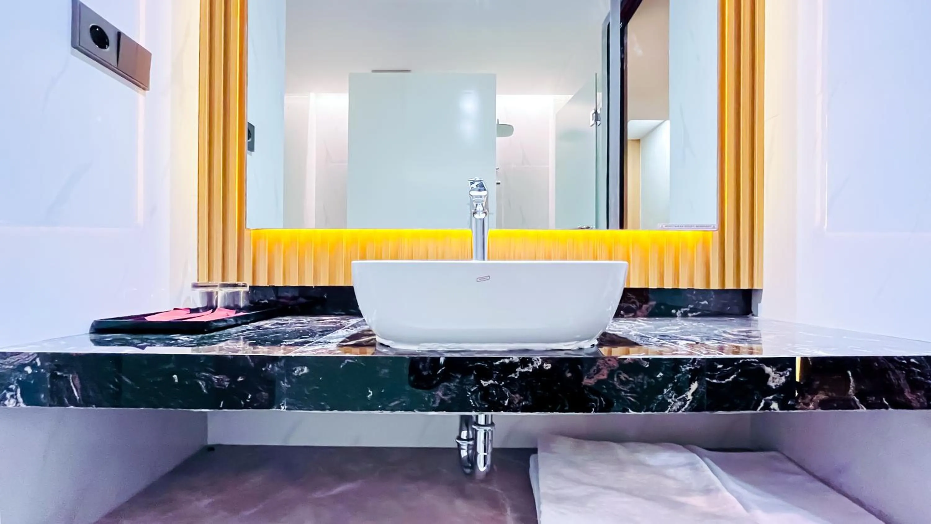 Toilet in Azana BeSt Hotel Batu
