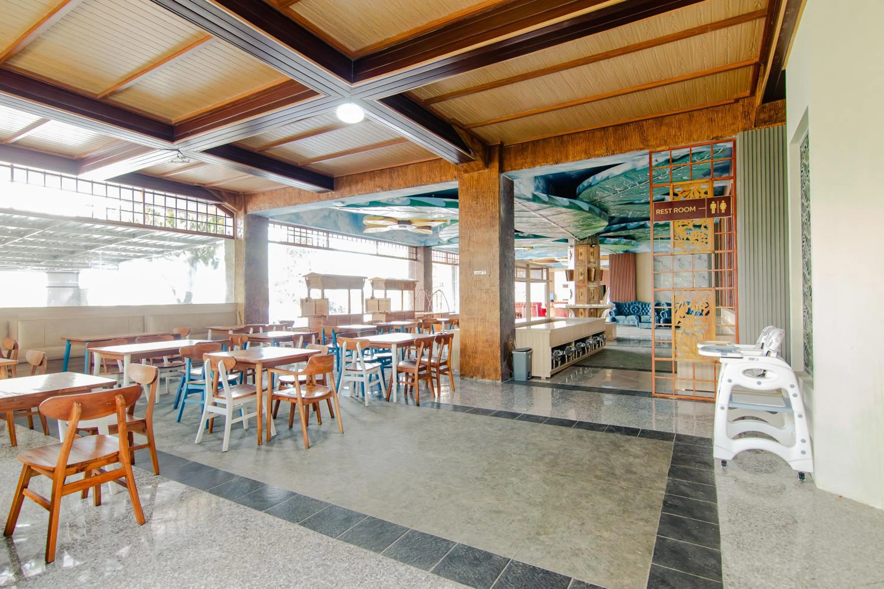 Restaurant/places to eat in Azana BeSt Hotel Batu