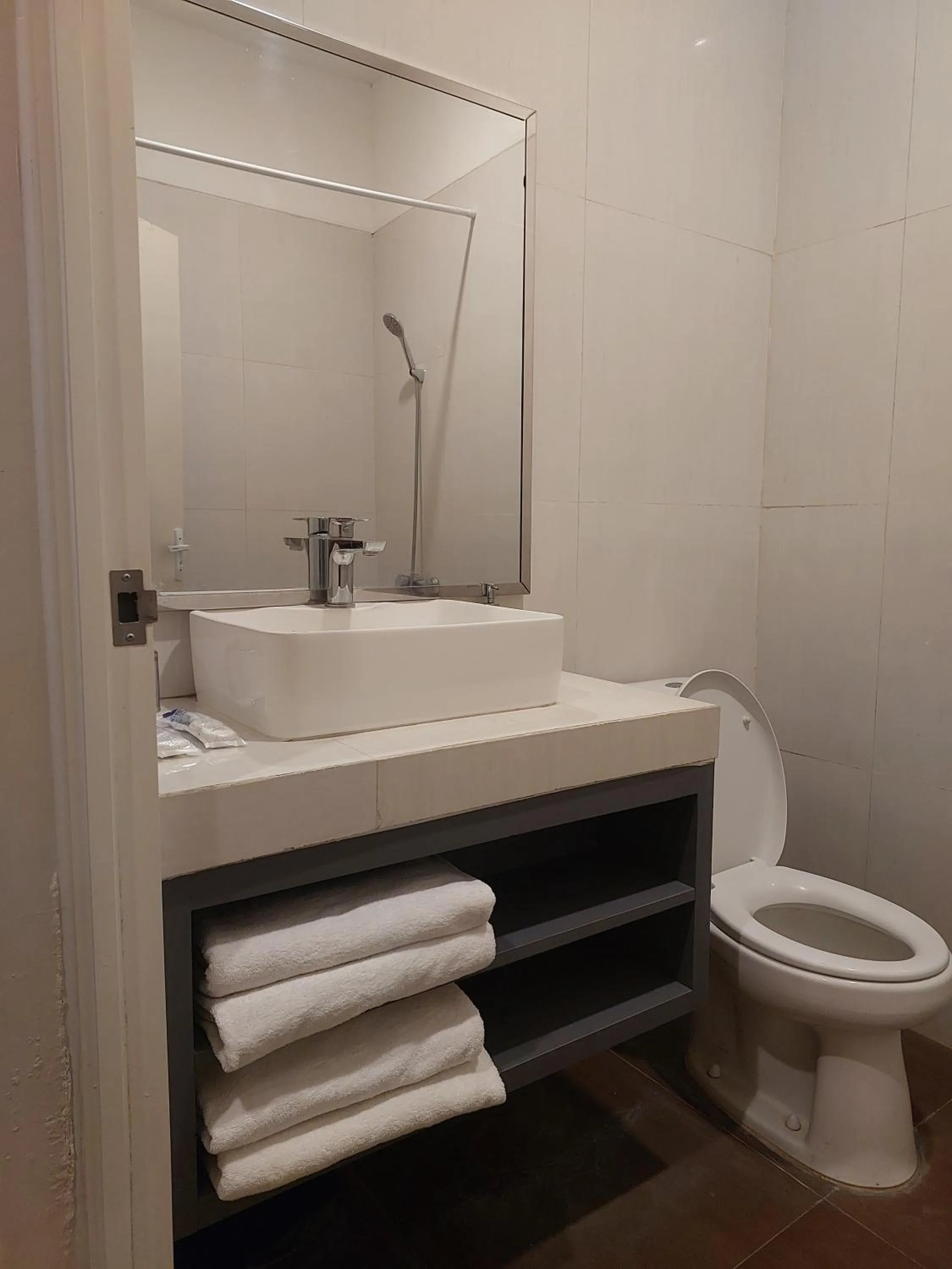 Bathroom in Azana BeSt Hotel Batu