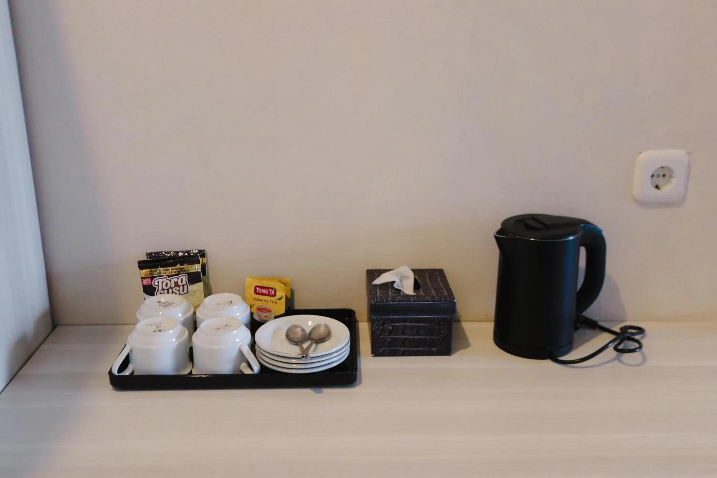 Coffee/tea facilities in Azana BeSt Hotel Batu