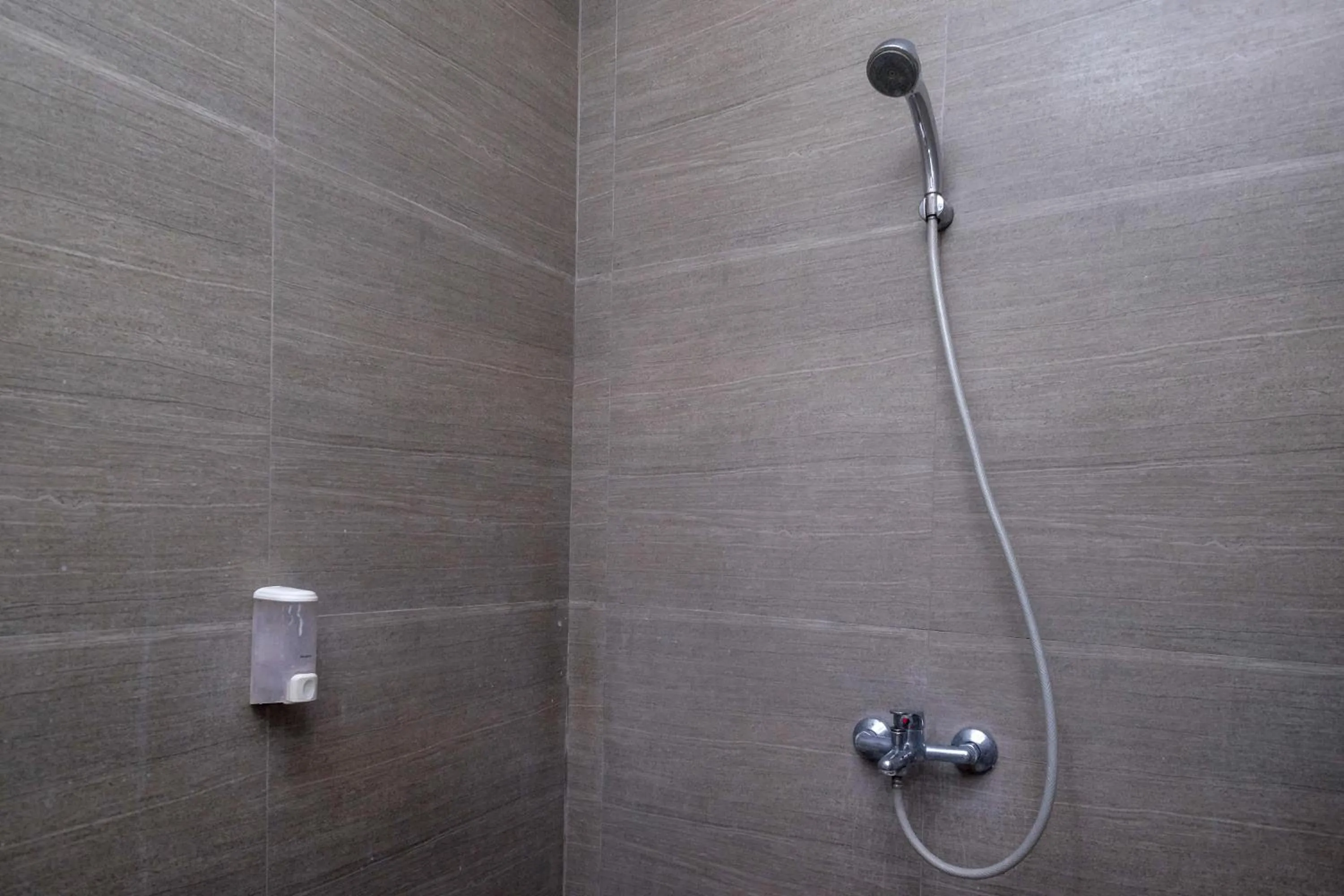 Bathroom in RedDoorz Syariah Near Simpang Lima Semarang